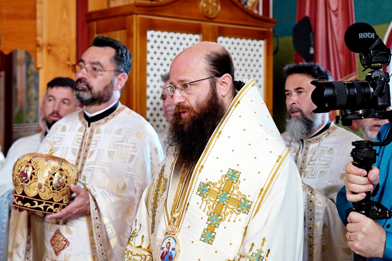 O nouă filă de istorie pentru orașul nemțean Roznov: Un nou lăcaș de rugăciune, târnosit de trei ierarhi ai Bisericii noastre