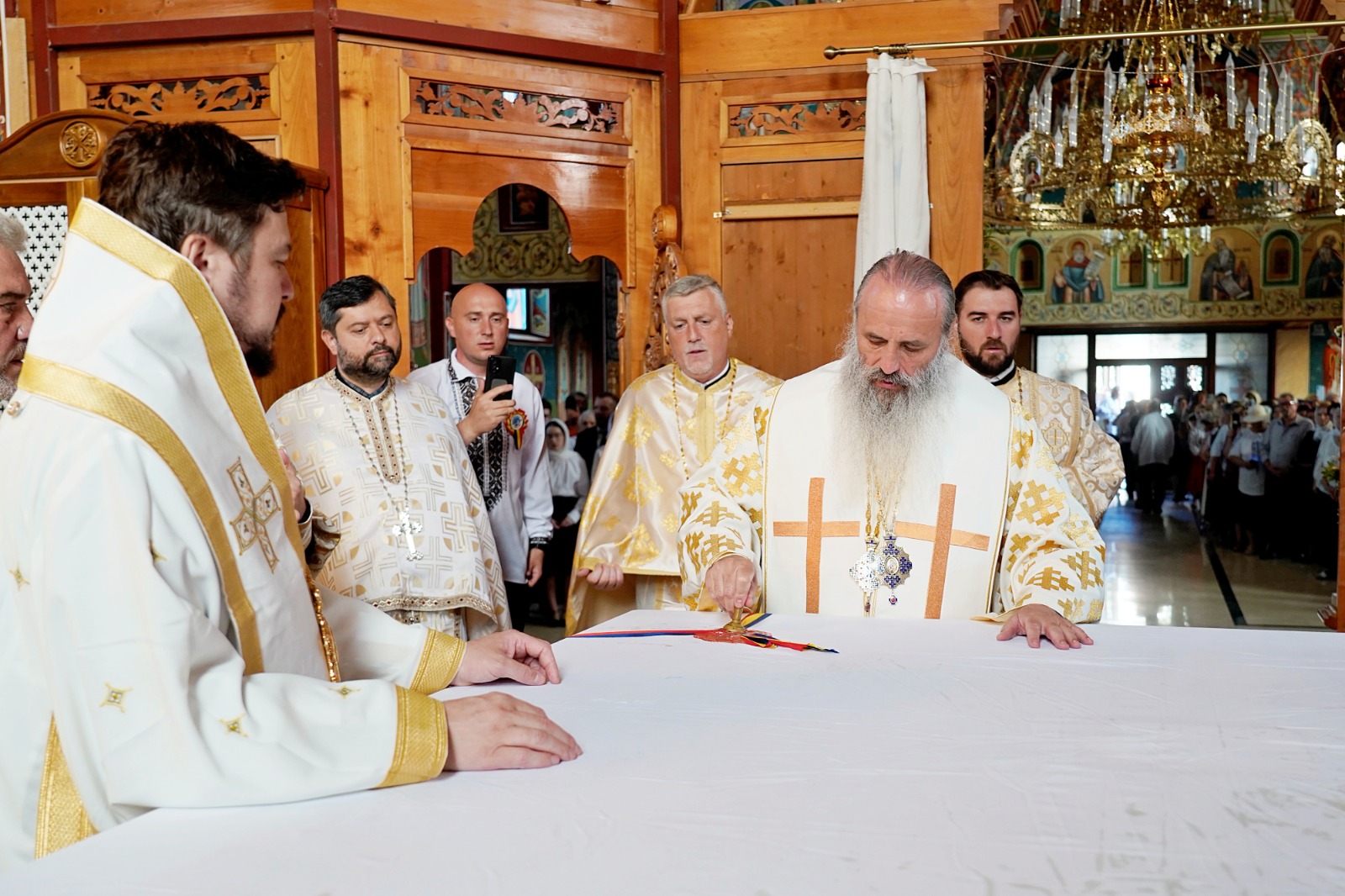 O nouă filă de istorie pentru orașul nemțean Roznov: Un nou lăcaș de rugăciune, târnosit de trei ierarhi ai Bisericii noastre