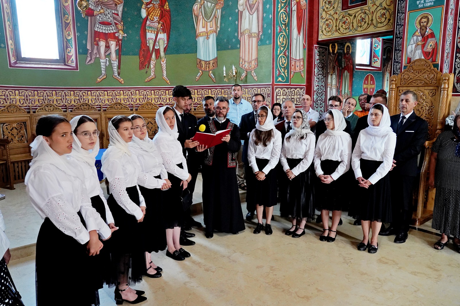 O nouă filă de istorie pentru orașul nemțean Roznov: Un nou lăcaș de rugăciune, târnosit de trei ierarhi ai Bisericii noastre