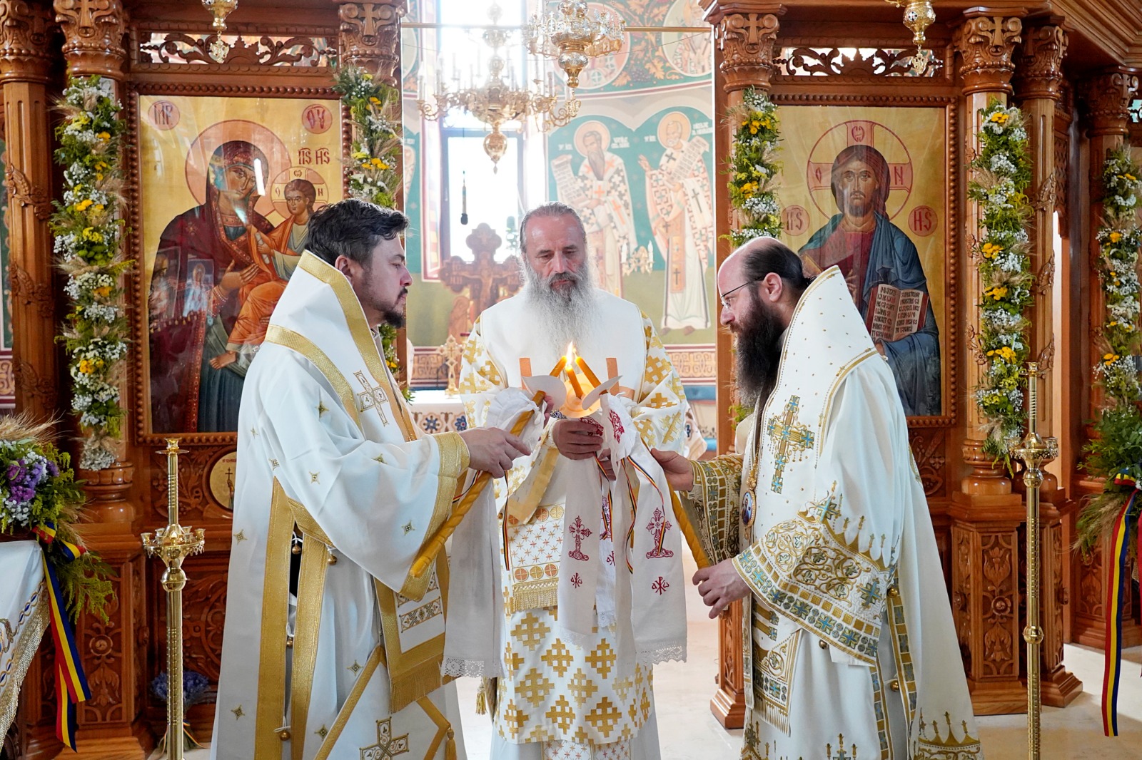 O nouă filă de istorie pentru orașul nemțean Roznov: Un nou lăcaș de rugăciune, târnosit de trei ierarhi ai Bisericii noastre