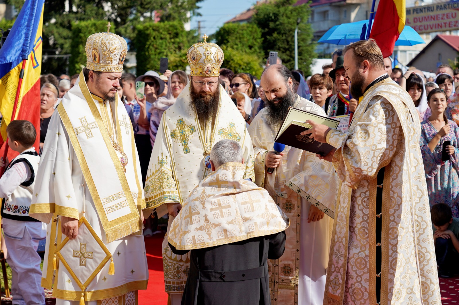 O nouă filă de istorie pentru orașul nemțean Roznov: Un nou lăcaș de rugăciune, târnosit de trei ierarhi ai Bisericii noastre