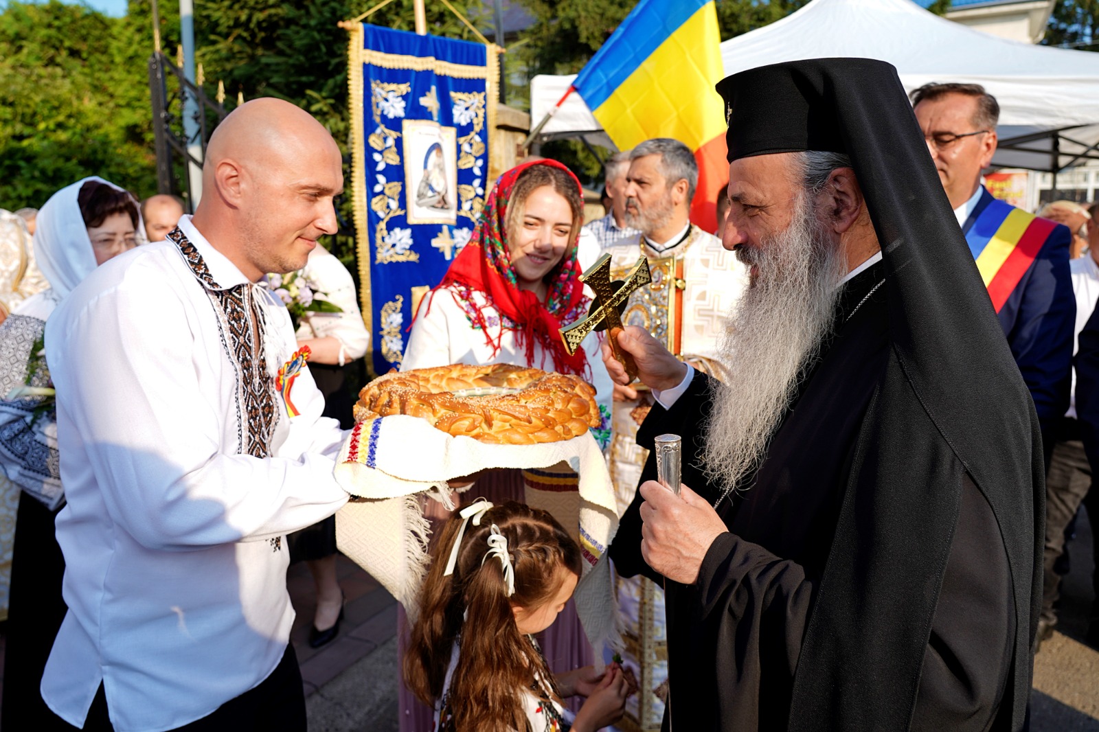 O nouă filă de istorie pentru orașul nemțean Roznov: Un nou lăcaș de rugăciune, târnosit de trei ierarhi ai Bisericii noastre