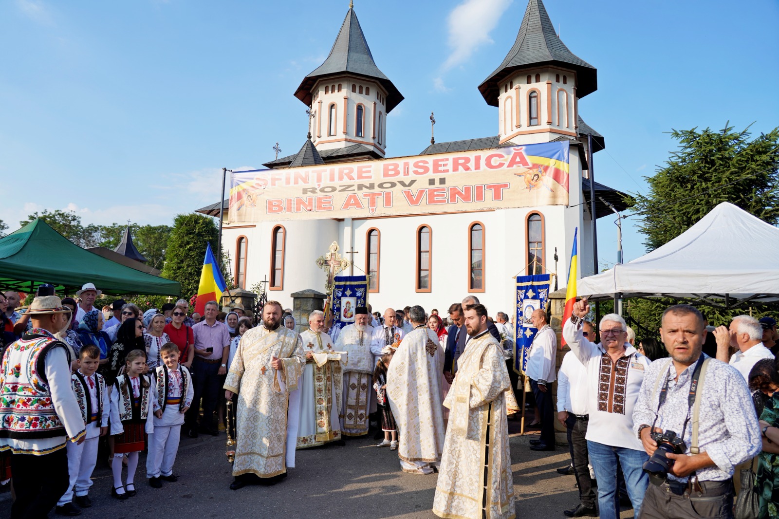 O nouă filă de istorie pentru orașul nemțean Roznov: Un nou lăcaș de rugăciune, târnosit de trei ierarhi ai Bisericii noastre