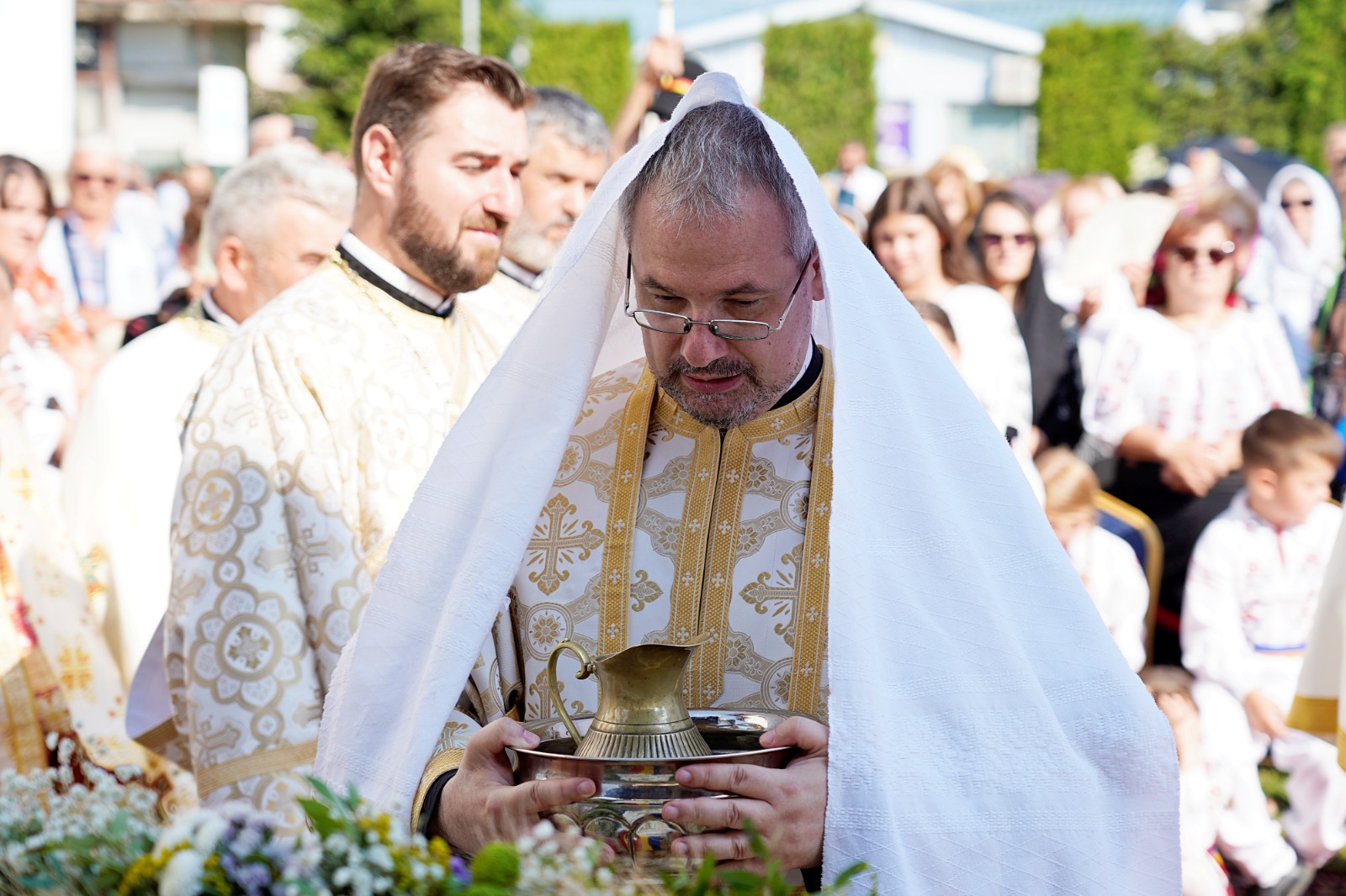 O nouă filă de istorie pentru orașul nemțean Roznov: Un nou lăcaș de rugăciune, târnosit de trei ierarhi ai Bisericii noastre