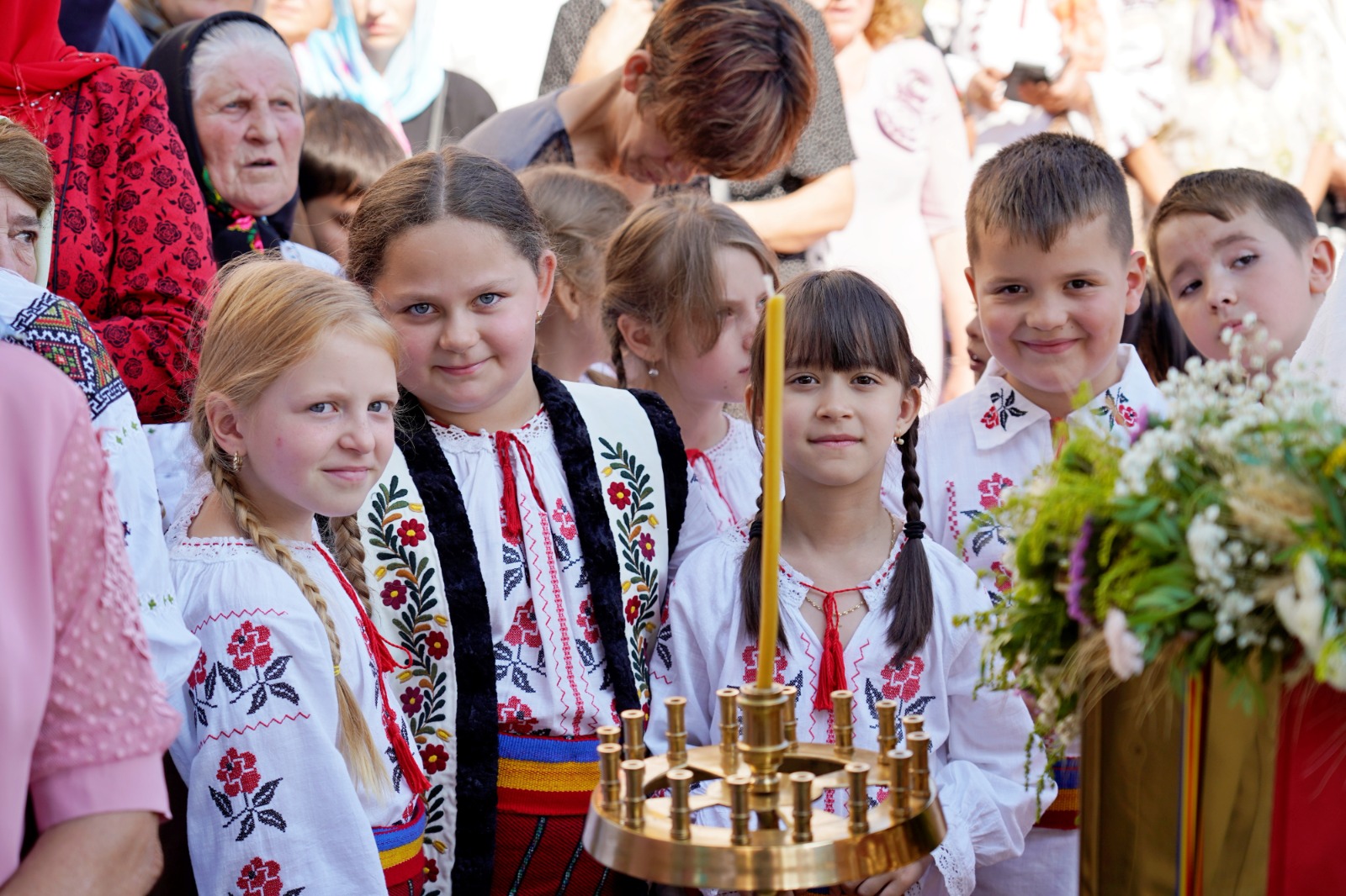 O nouă filă de istorie pentru orașul nemțean Roznov: Un nou lăcaș de rugăciune, târnosit de trei ierarhi ai Bisericii noastre