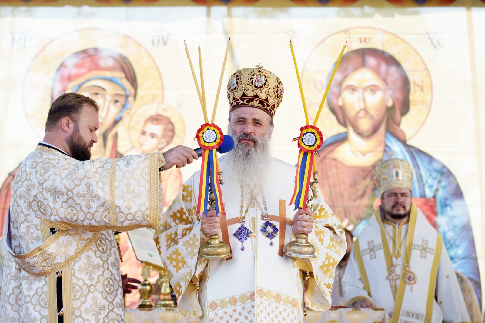 O nouă filă de istorie pentru orașul nemțean Roznov: Un nou lăcaș de rugăciune, târnosit de trei ierarhi ai Bisericii noastre