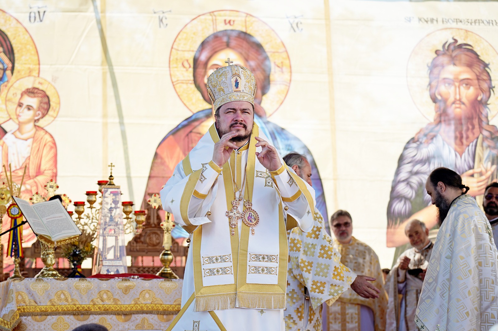 O nouă filă de istorie pentru orașul nemțean Roznov: Un nou lăcaș de rugăciune, târnosit de trei ierarhi ai Bisericii noastre