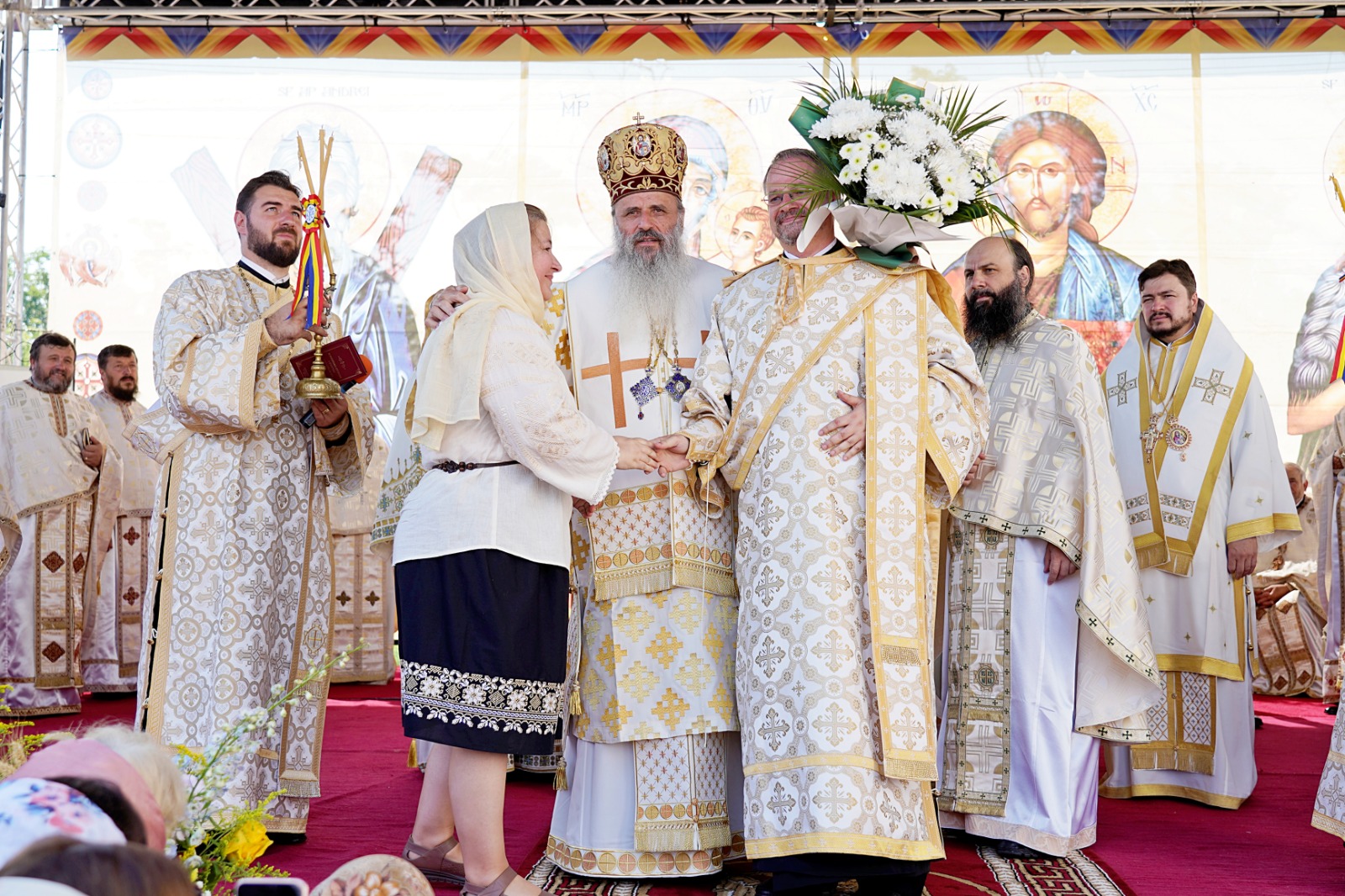 O nouă filă de istorie pentru orașul nemțean Roznov: Un nou lăcaș de rugăciune, târnosit de trei ierarhi ai Bisericii noastre