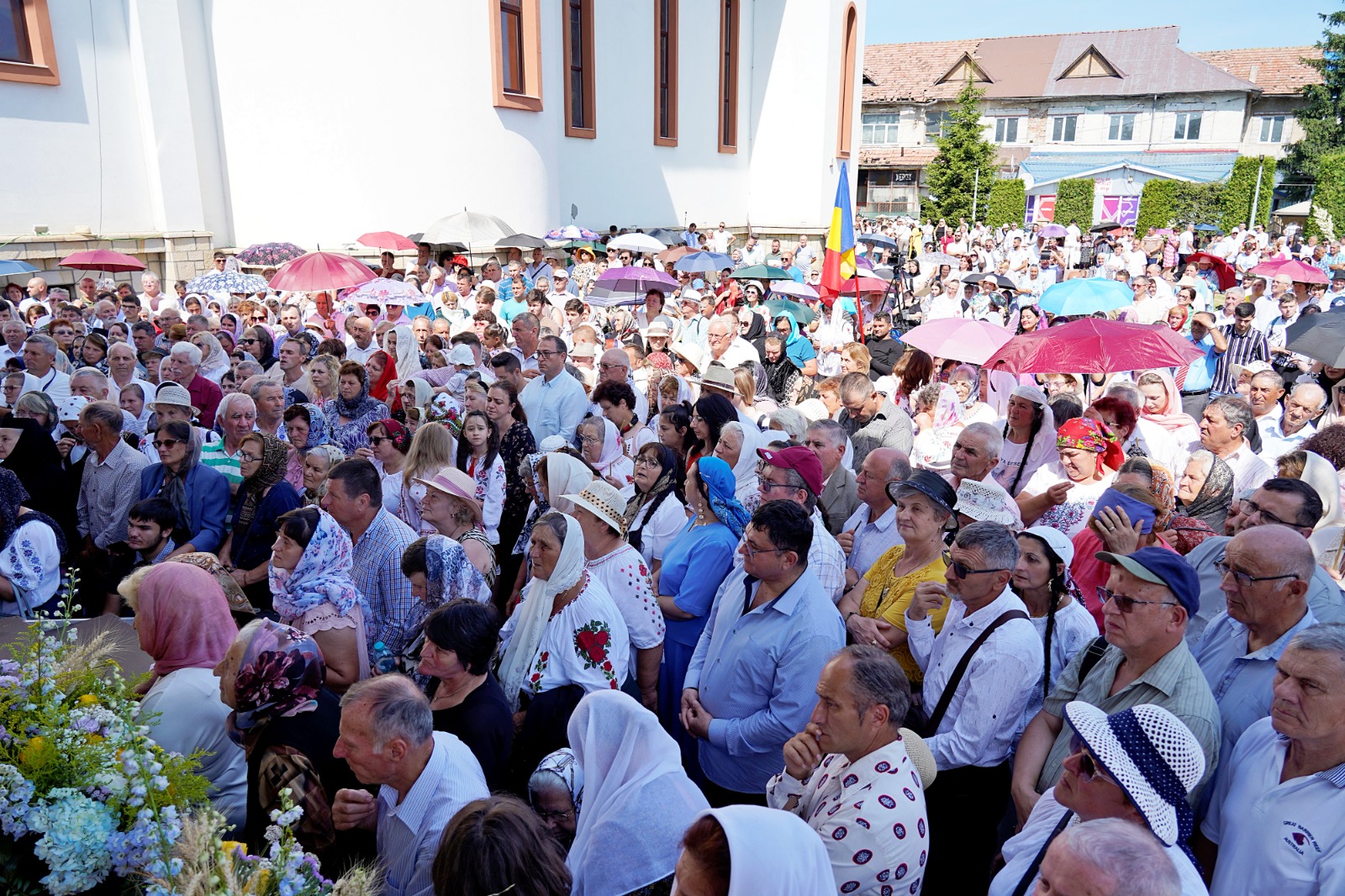 O nouă filă de istorie pentru orașul nemțean Roznov: Un nou lăcaș de rugăciune, târnosit de trei ierarhi ai Bisericii noastre