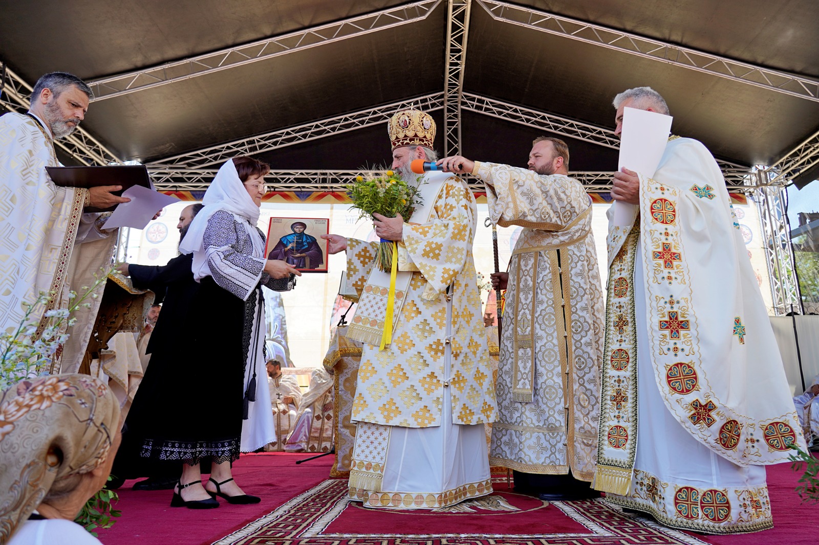 O nouă filă de istorie pentru orașul nemțean Roznov: Un nou lăcaș de rugăciune, târnosit de trei ierarhi ai Bisericii noastre