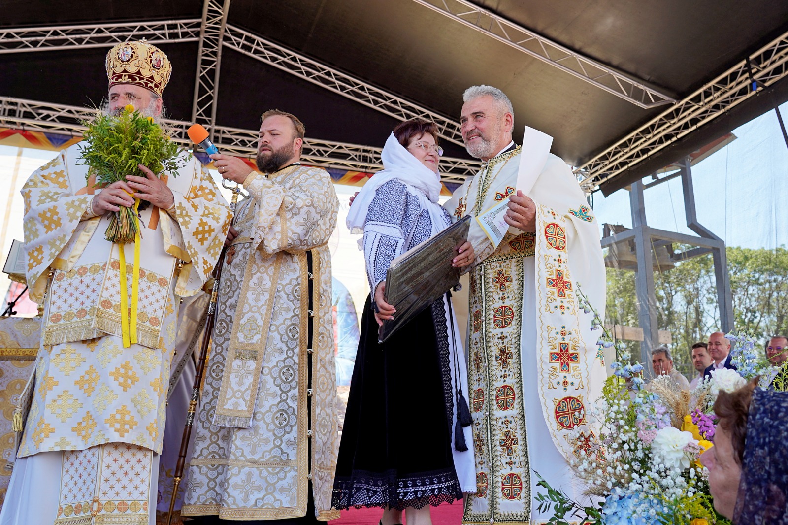 O nouă filă de istorie pentru orașul nemțean Roznov: Un nou lăcaș de rugăciune, târnosit de trei ierarhi ai Bisericii noastre