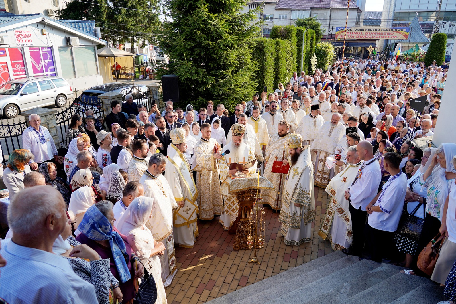 O nouă filă de istorie pentru orașul nemțean Roznov: Un nou lăcaș de rugăciune, târnosit de trei ierarhi ai Bisericii noastre