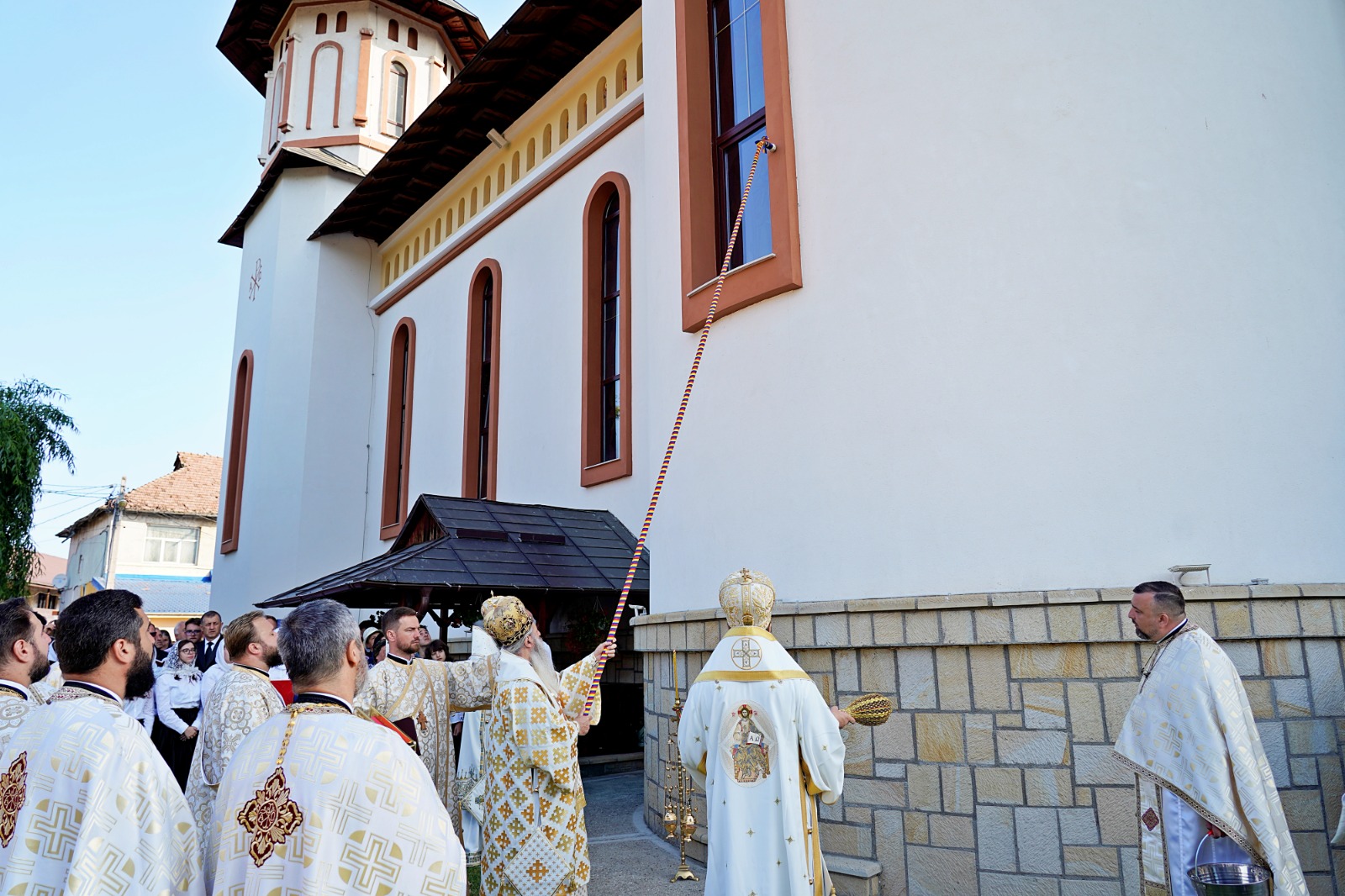 O nouă filă de istorie pentru orașul nemțean Roznov: Un nou lăcaș de rugăciune, târnosit de trei ierarhi ai Bisericii noastre