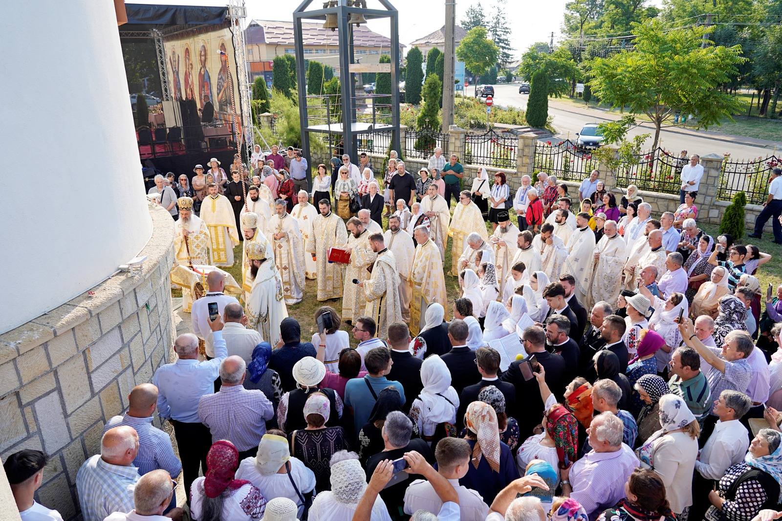 O nouă filă de istorie pentru orașul nemțean Roznov: Un nou lăcaș de rugăciune, târnosit de trei ierarhi ai Bisericii noastre