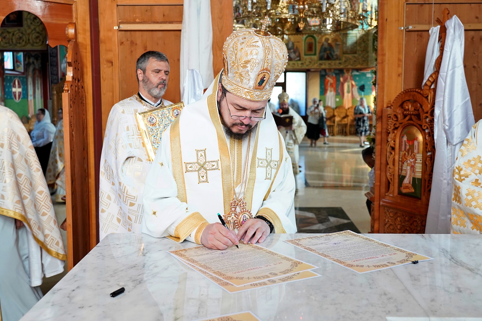 O nouă filă de istorie pentru orașul nemțean Roznov: Un nou lăcaș de rugăciune, târnosit de trei ierarhi ai Bisericii noastre