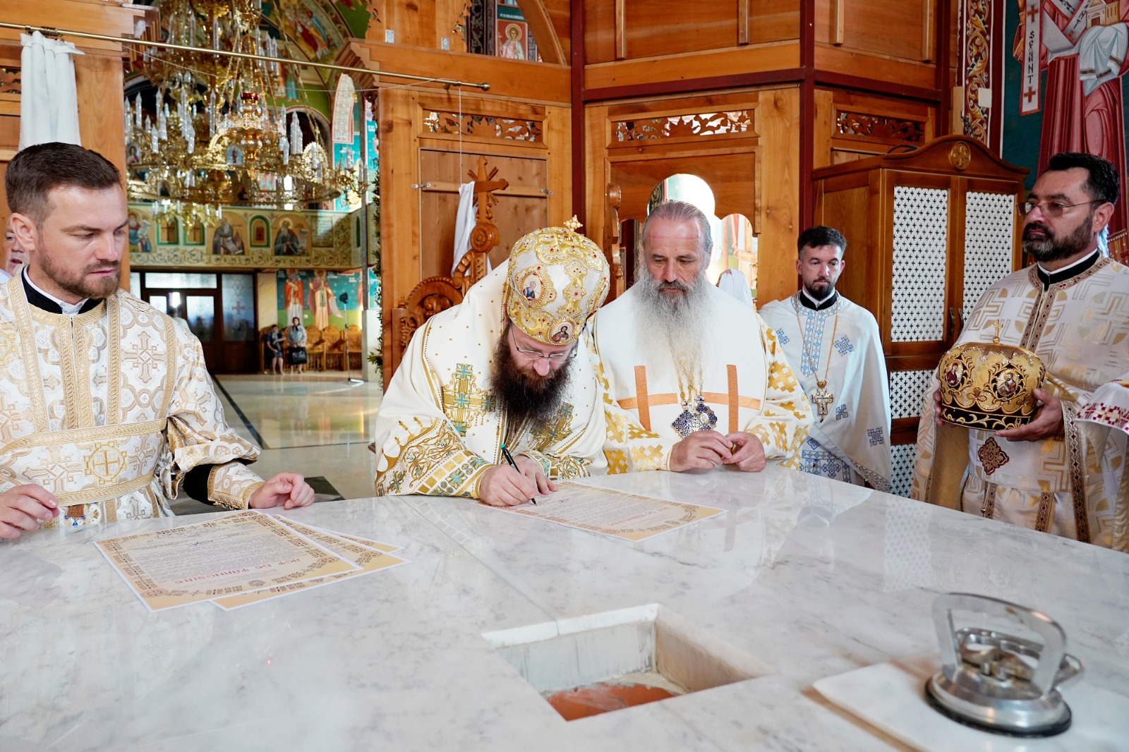 O nouă filă de istorie pentru orașul nemțean Roznov: Un nou lăcaș de rugăciune, târnosit de trei ierarhi ai Bisericii noastre