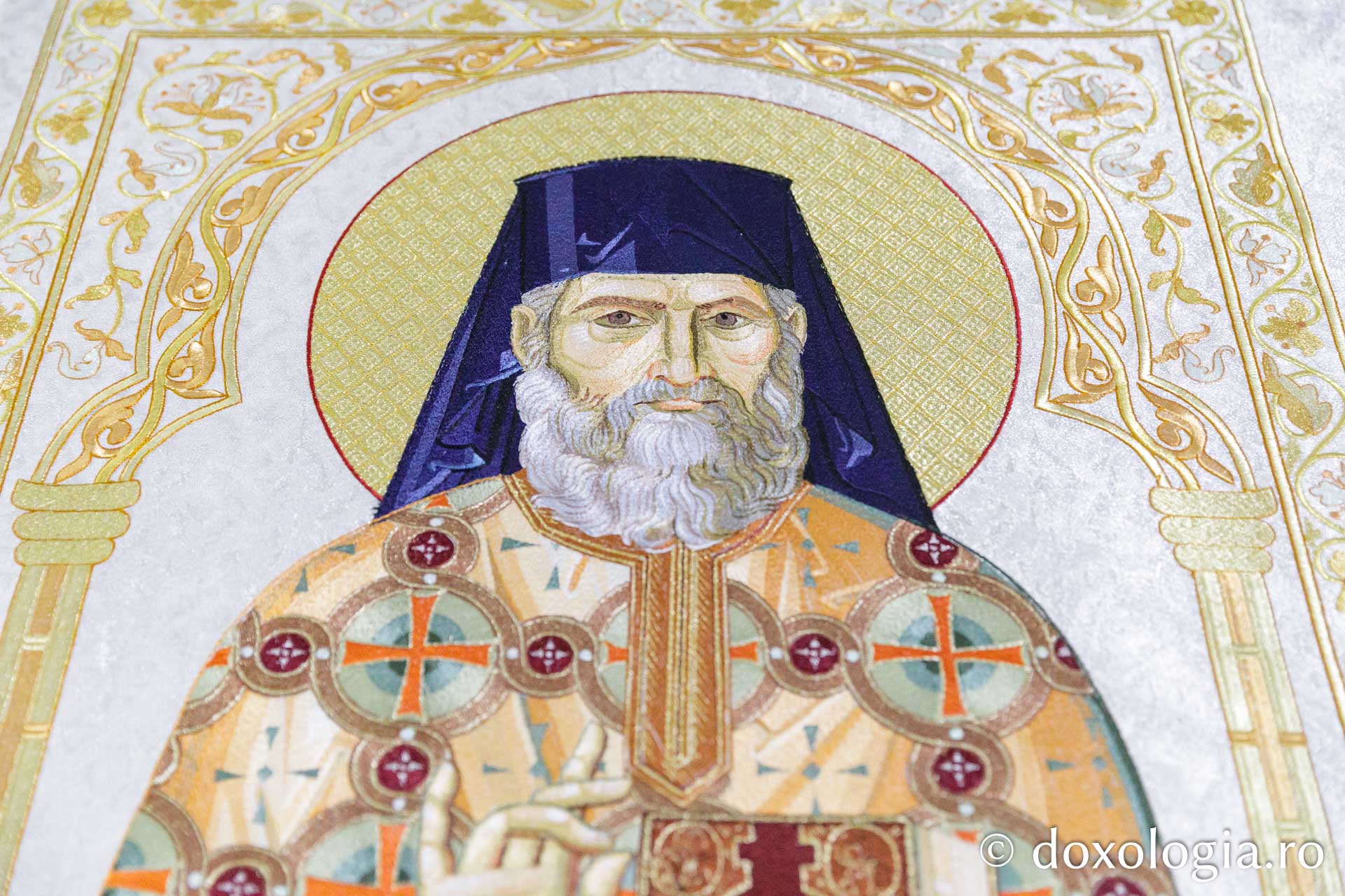 Veșmânt brodat pentru Sfântul Cuvios Serafim cel Răbdător de la Sâmbăta de Sus / Foto: pr. Silviu Cluci Veșmânt brodat pentru Sfântul Cuvios Serafim cel Răbdător de la Sâmbăta de Sus