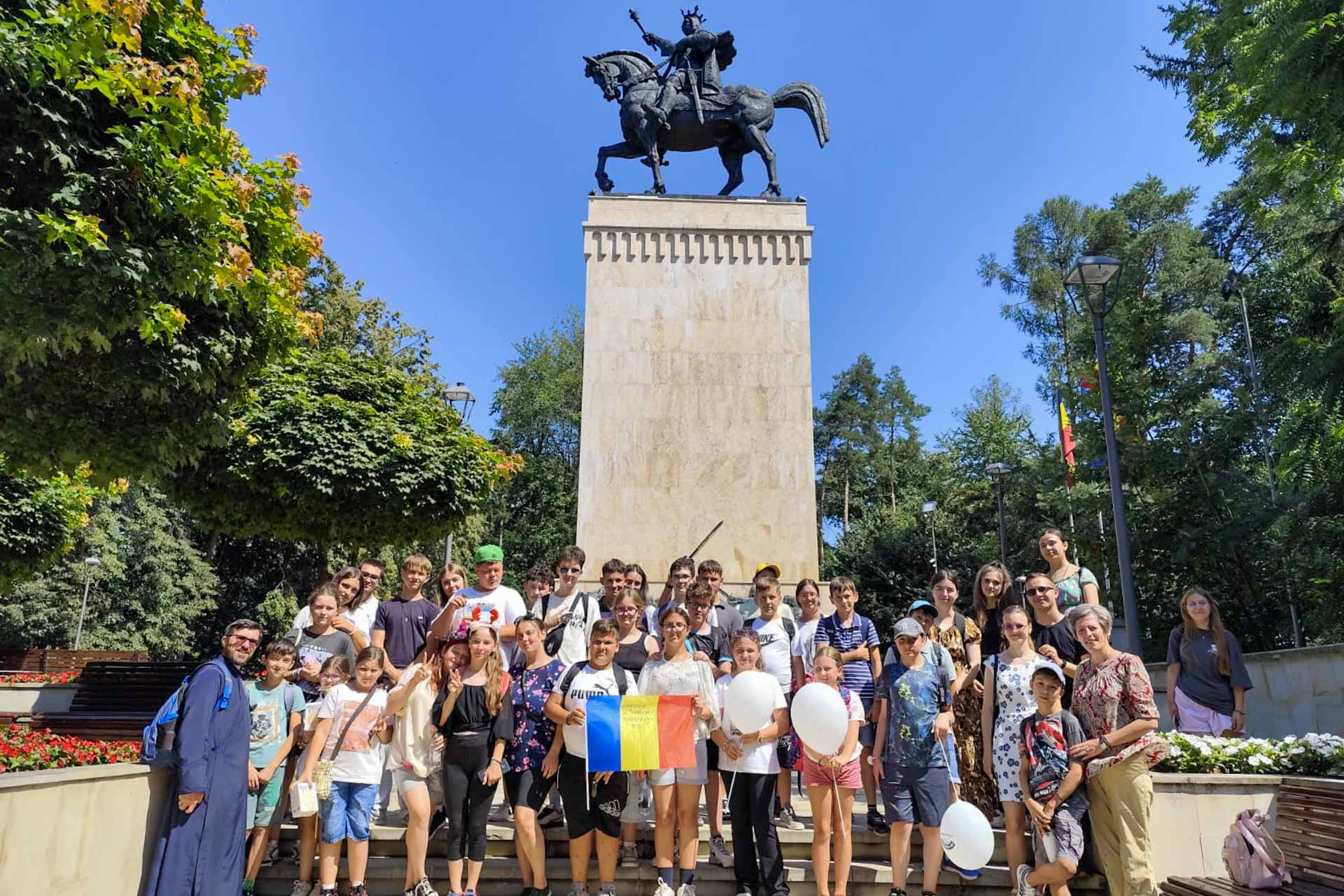 „Micii creștini, călători cu Hristos pe drumul cunoașterii” -  Școala de vară de la Parohia „Sfinții Împărați” Broscăuți