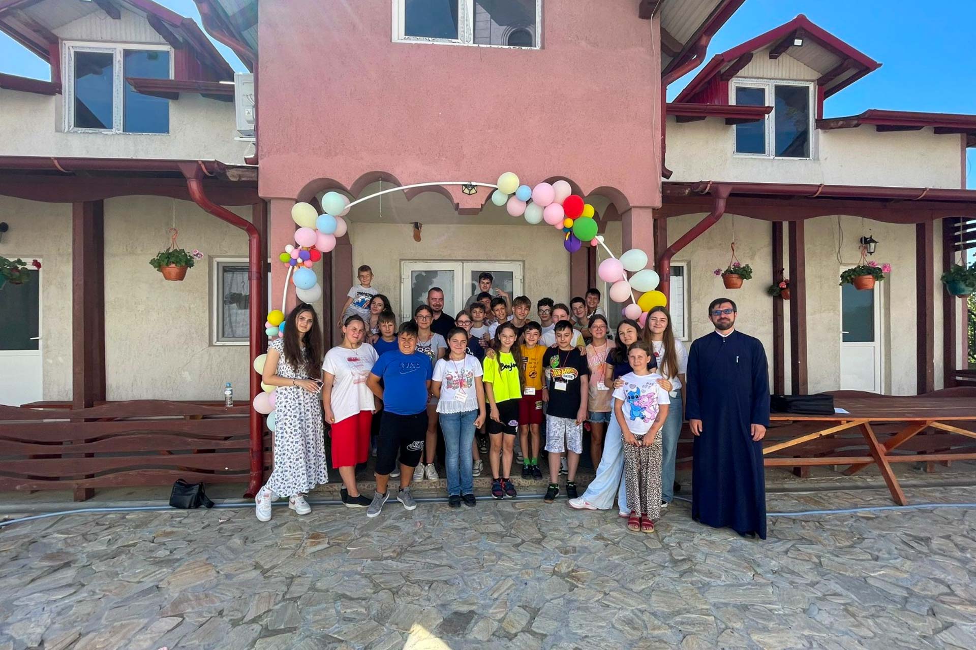 „Micii creștini, călători cu Hristos pe drumul cunoașterii” -  Școala de vară de la Parohia „Sfinții Împărați” Broscăuți