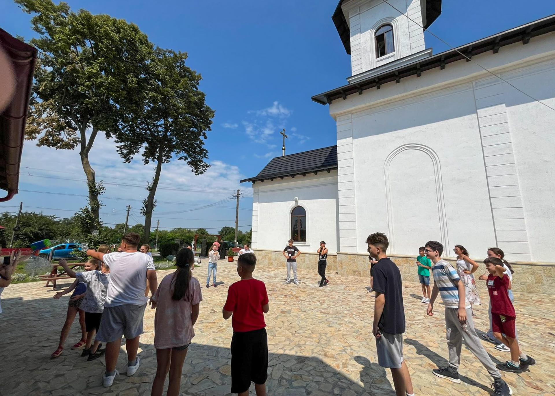 „Micii creștini, călători cu Hristos pe drumul cunoașterii” -  Școala de vară de la Parohia „Sfinții Împărați” Broscăuți