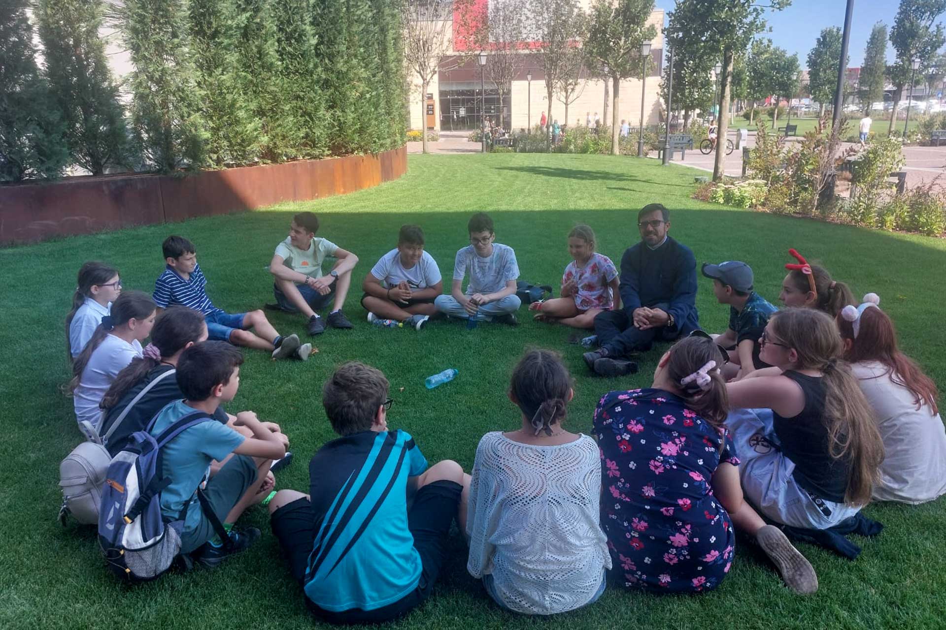 „Micii creștini, călători cu Hristos pe drumul cunoașterii” -  Școala de vară de la Parohia „Sfinții Împărați” Broscăuți