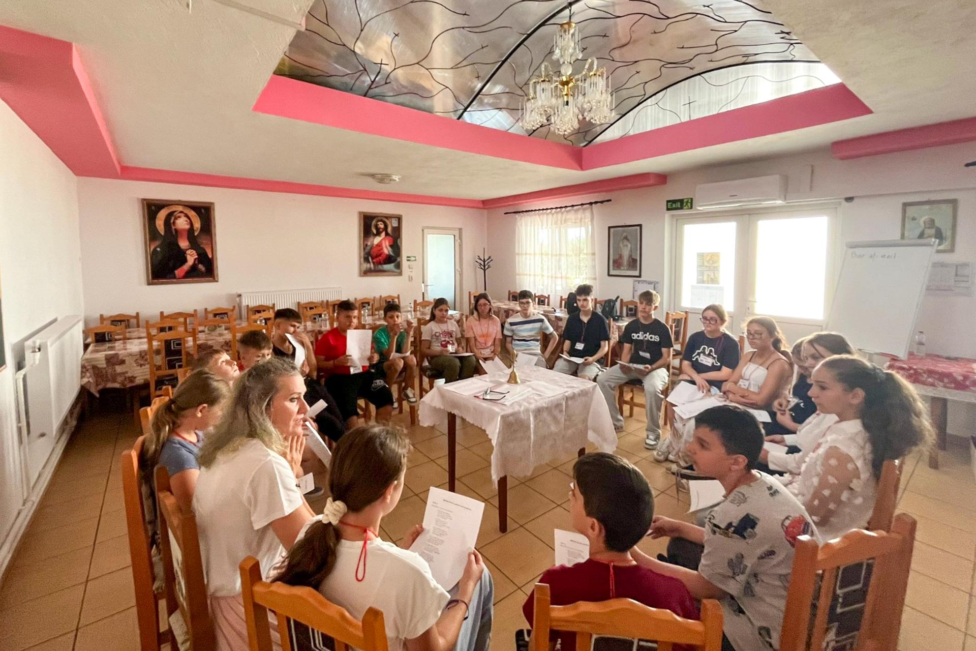 „Micii creștini, călători cu Hristos pe drumul cunoașterii” -  Școala de vară de la Parohia „Sfinții Împărați” Broscăuți