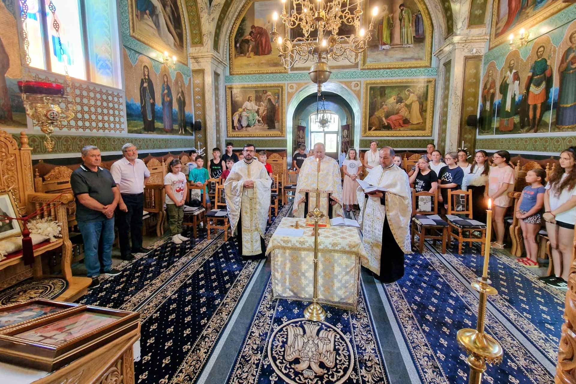 „Micii creștini, călători cu Hristos pe drumul cunoașterii” -  Școala de vară de la Parohia „Sfinții Împărați” Broscăuți