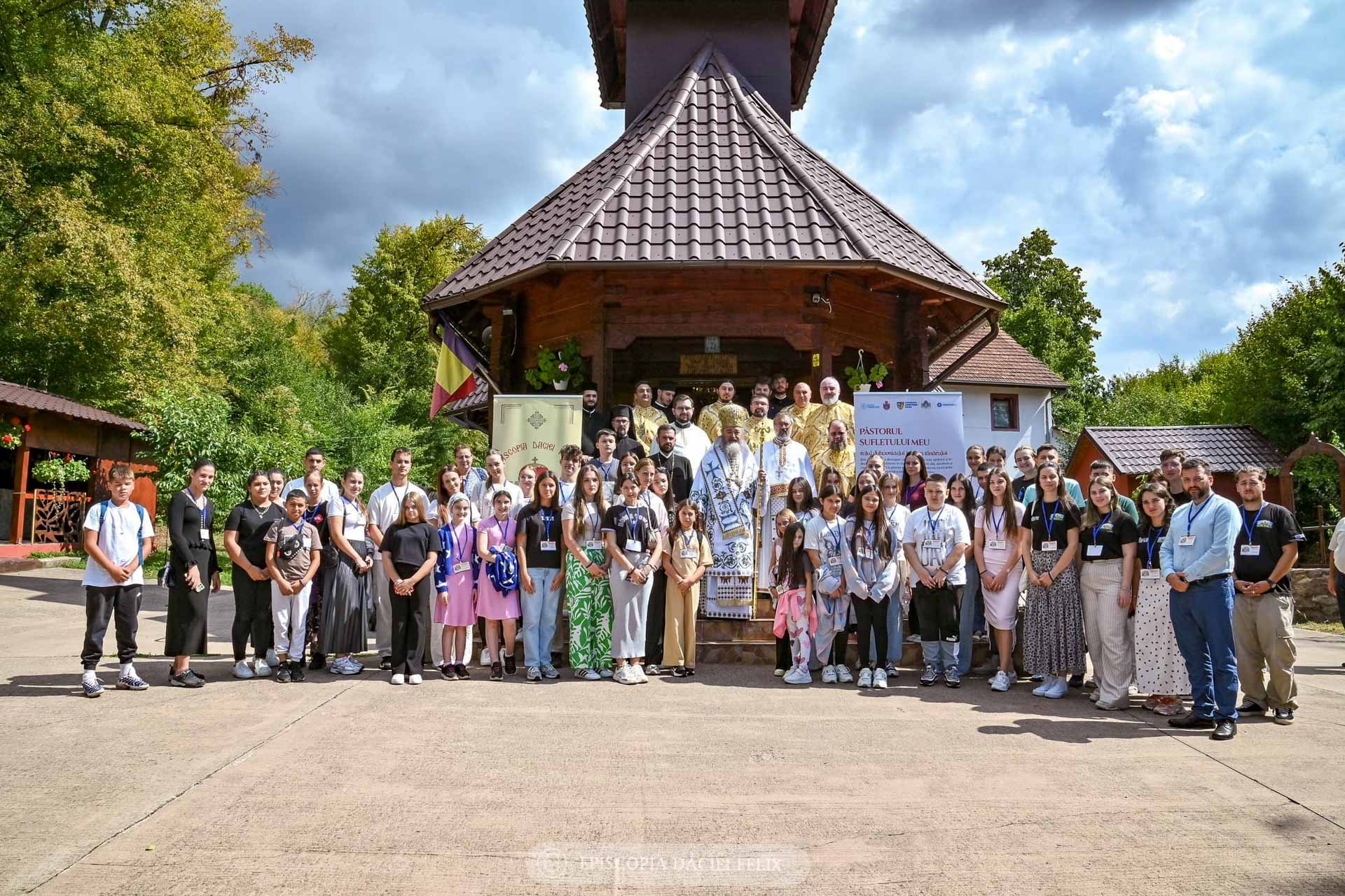 „Tabăra bucuriei” pentru tinerii români din Serbia, la Moneasa – ediția a treia / Foto: episcopiadaciafelix.ro „Tabăra bucuriei” pentru tinerii români din Serbia, la Moneasa – ediția a treia