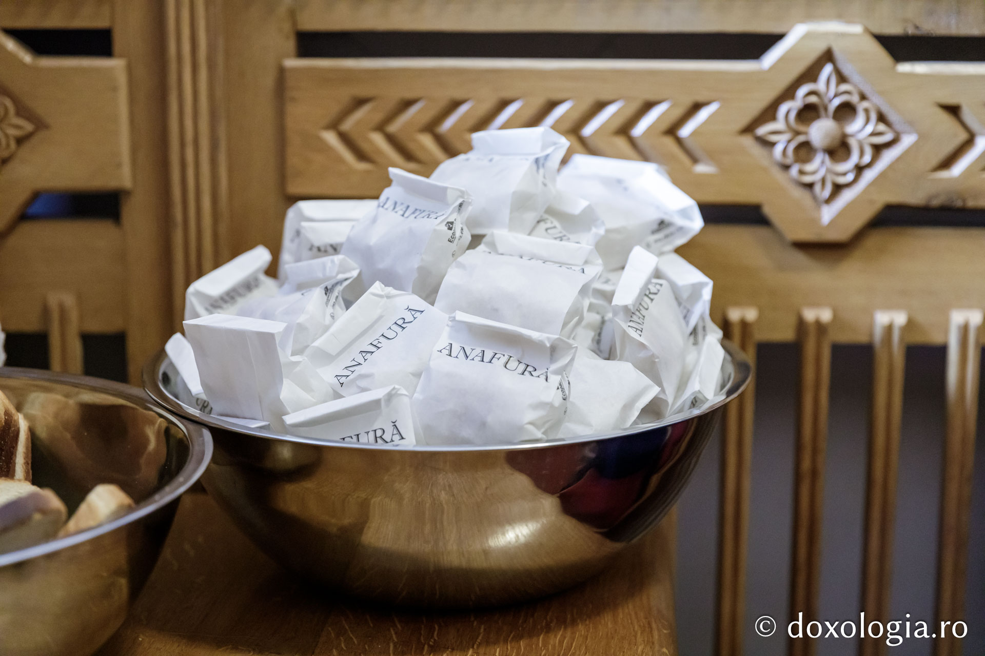 Pregătirea anafurei pentru pelerinii Sfinților Cleopa și Paisie / foto: Oana Nechifor (Foto) Peste 8000 de plicuri cu anafură pentru pelerinii Sfinților Cleopa și Paisie