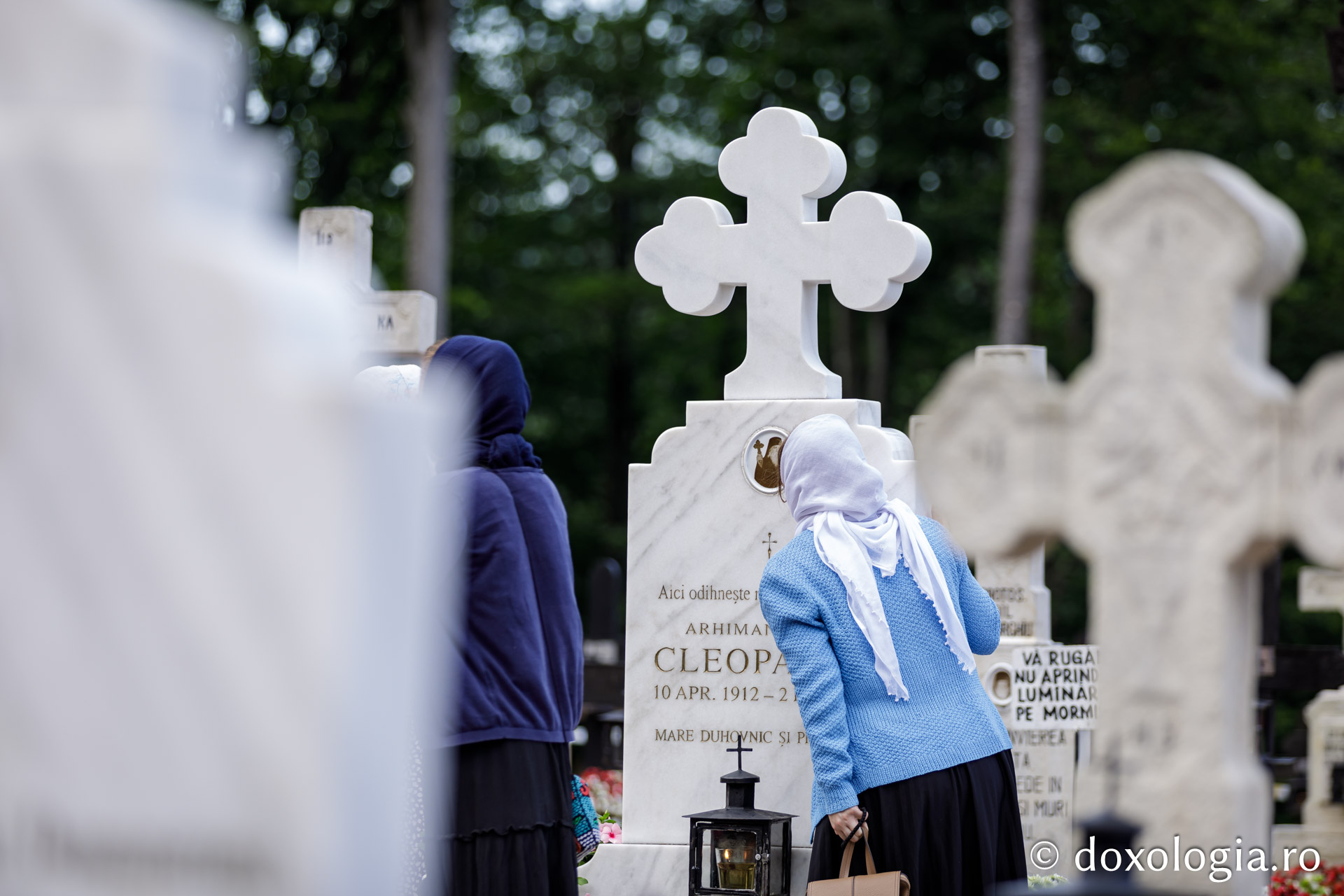 Închinători în cimitirul mănăstirii Sihăstria / foto: Oana Nechifor (Foto) Rugăciune și liniște în „Grădina cu sfinți” de la Mănăstirea Sihăstria