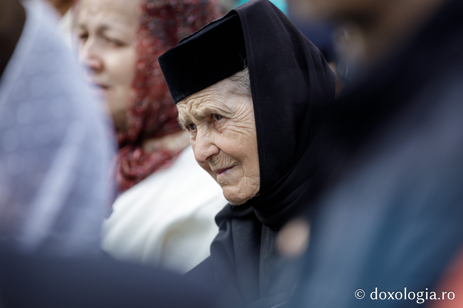 Pelerini uniți în rugăciune, acasă la Sfinții Cuvioși Paisie și Cleopa de la Sihăstria / foto: Oana Nechifor (Foto) Pelerini uniți în rugăciune, acasă la Sfinții Cuvioși Paisie și Cleopa de la Sihăstria