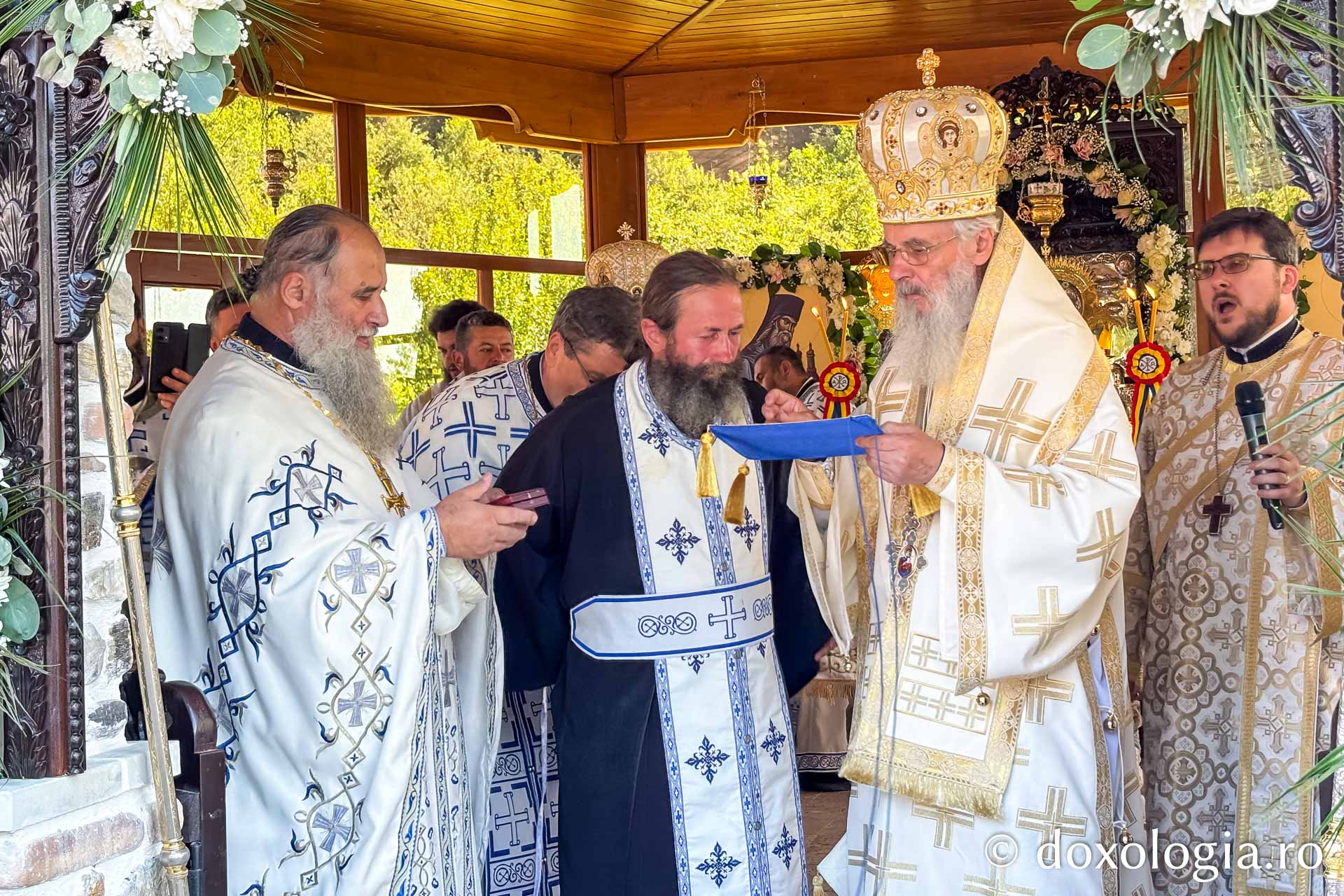 Noul paraclis al Schitului Pocrov, sfințit de doi ierarhi