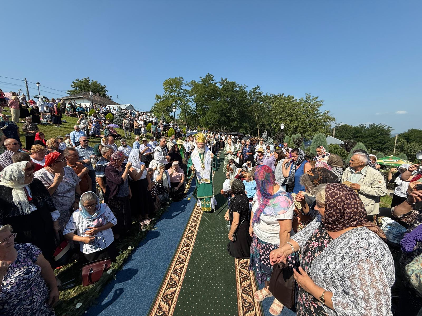 Episcopul Hușilor, acasă la Sfântul Ioan Iacob: „A fi fericit înseamnă a-l avea pe Dumnezeu”
