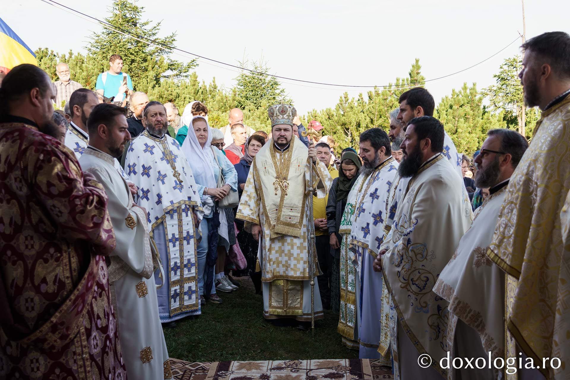 Sute de pelerini au urcat pe Ceahlău de Schimbarea la Față