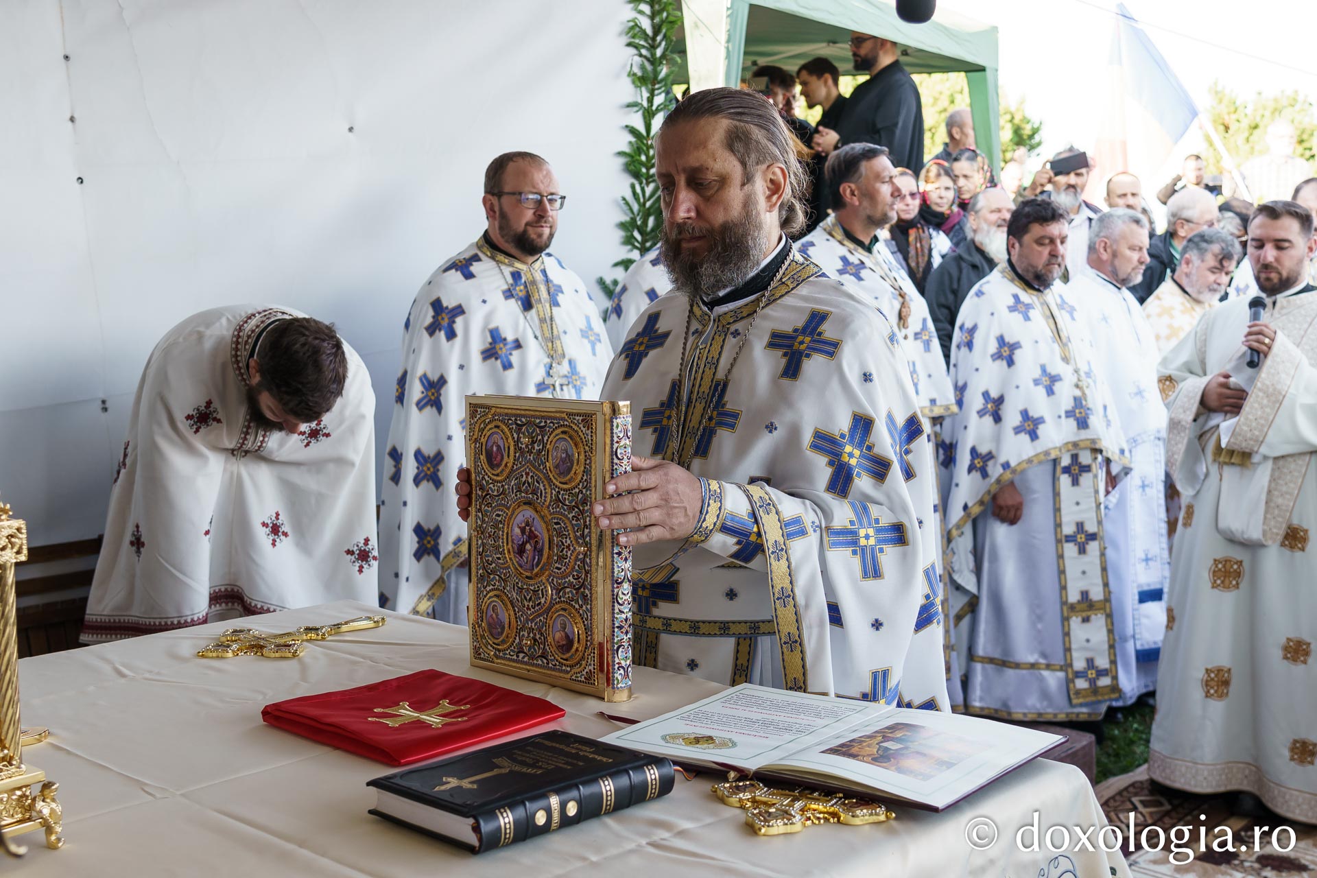 Sute de pelerini au urcat pe Ceahlău de Schimbarea la Față