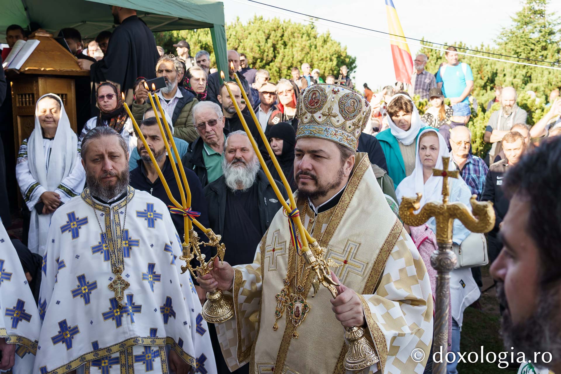 Sute de pelerini au urcat pe Ceahlău de Schimbarea la Față