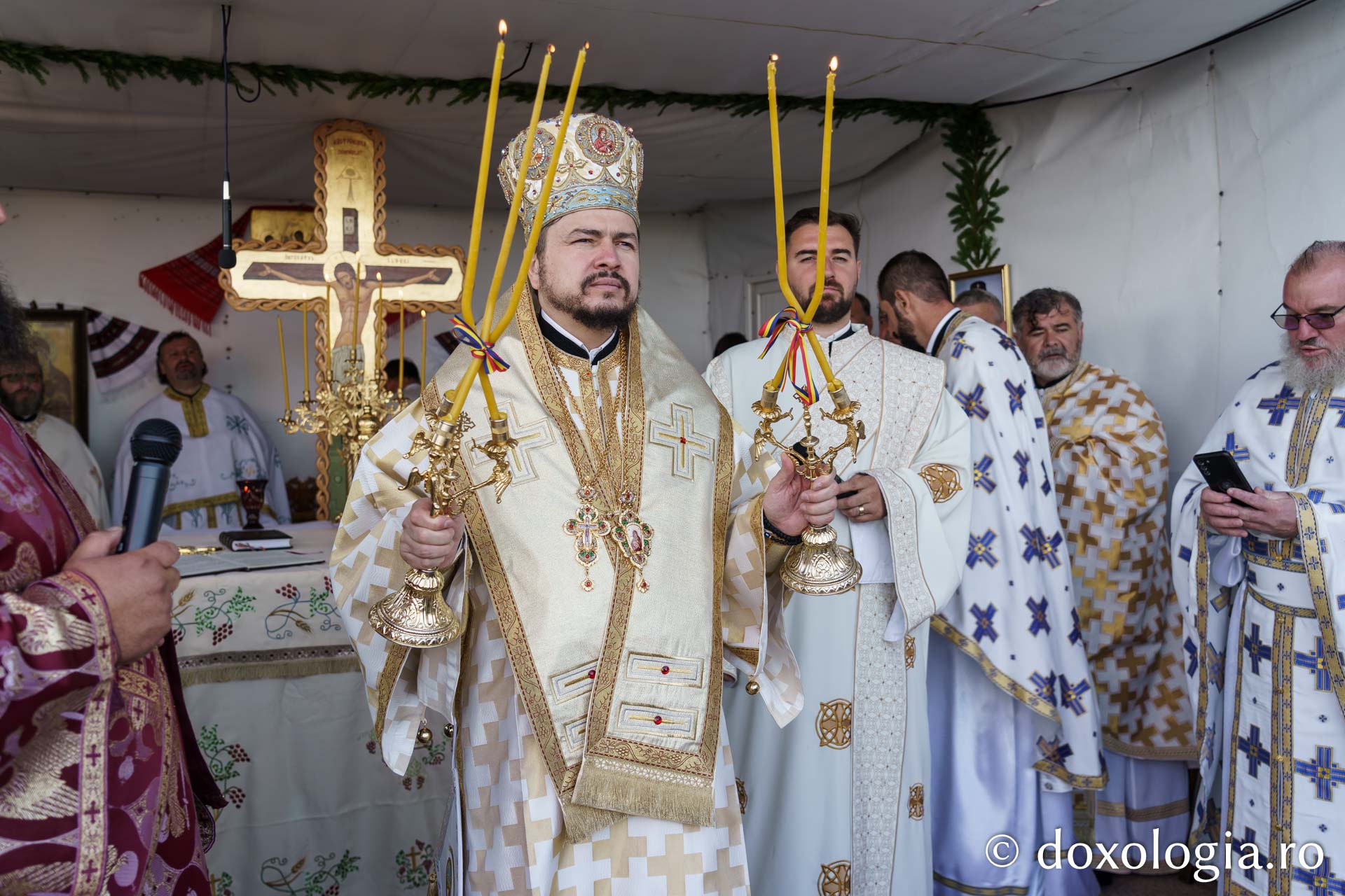 Sute de pelerini au urcat pe Ceahlău de Schimbarea la Față