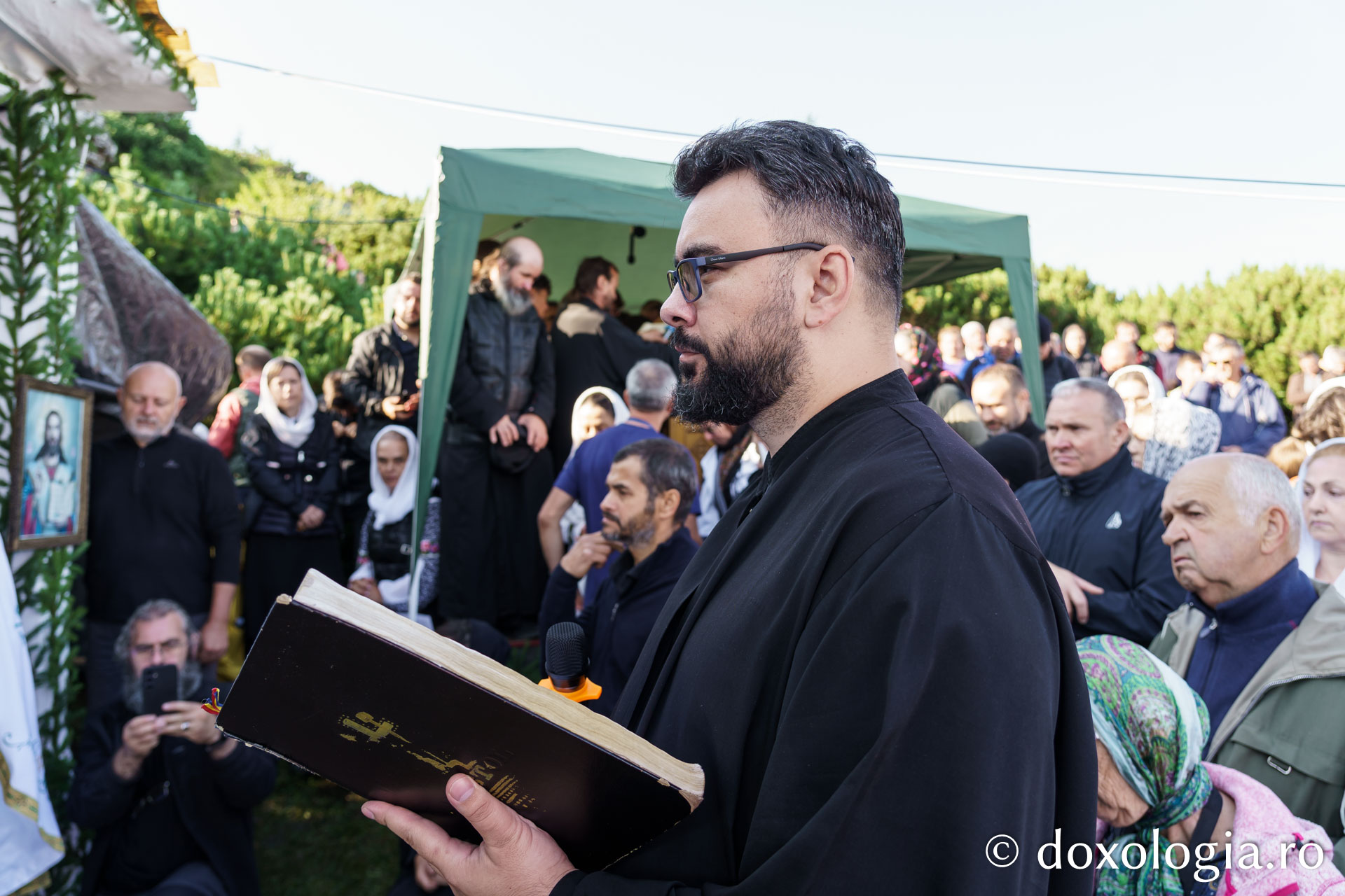 Sute de pelerini au urcat pe Ceahlău de Schimbarea la Față