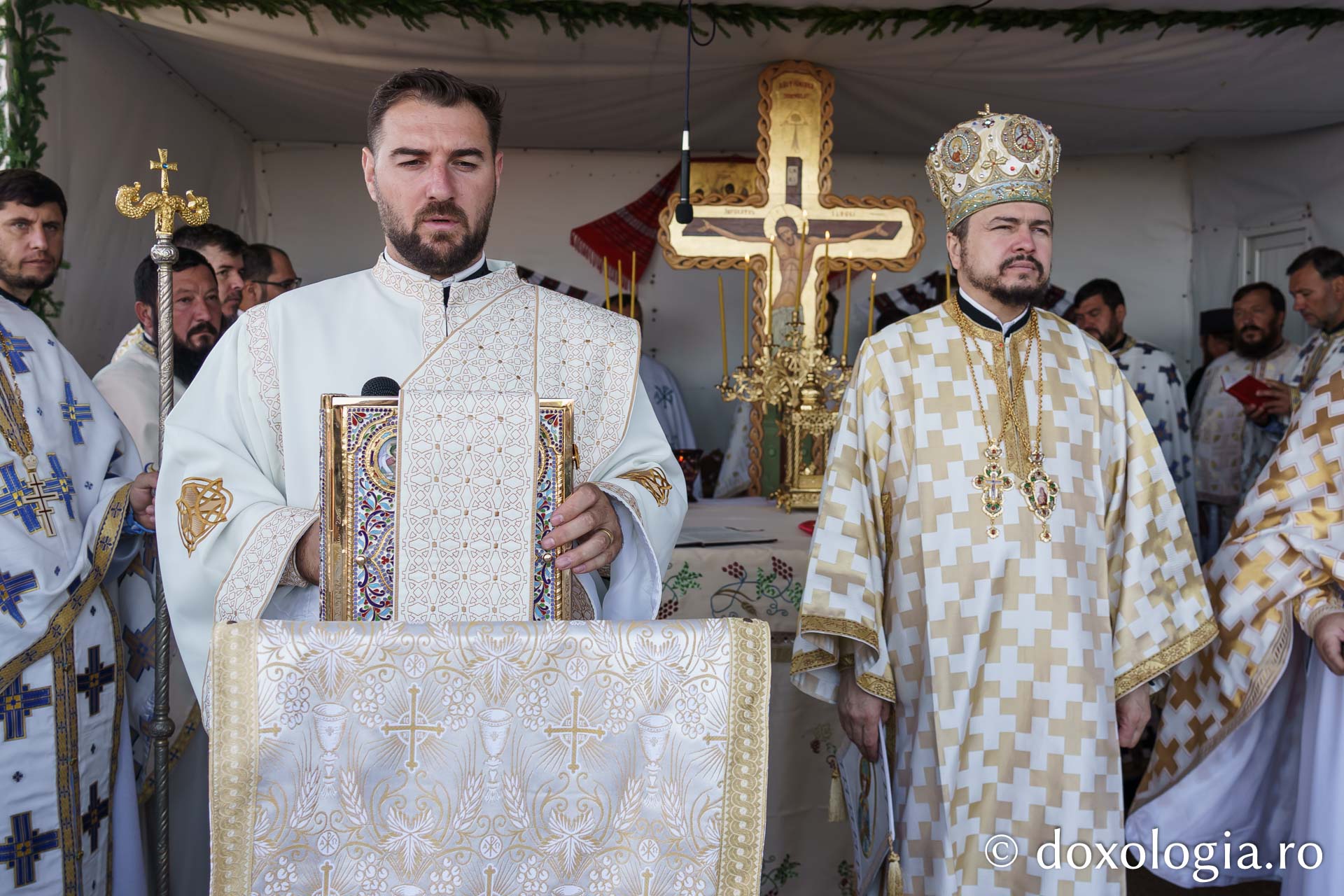 Sute de pelerini au urcat pe Ceahlău de Schimbarea la Față