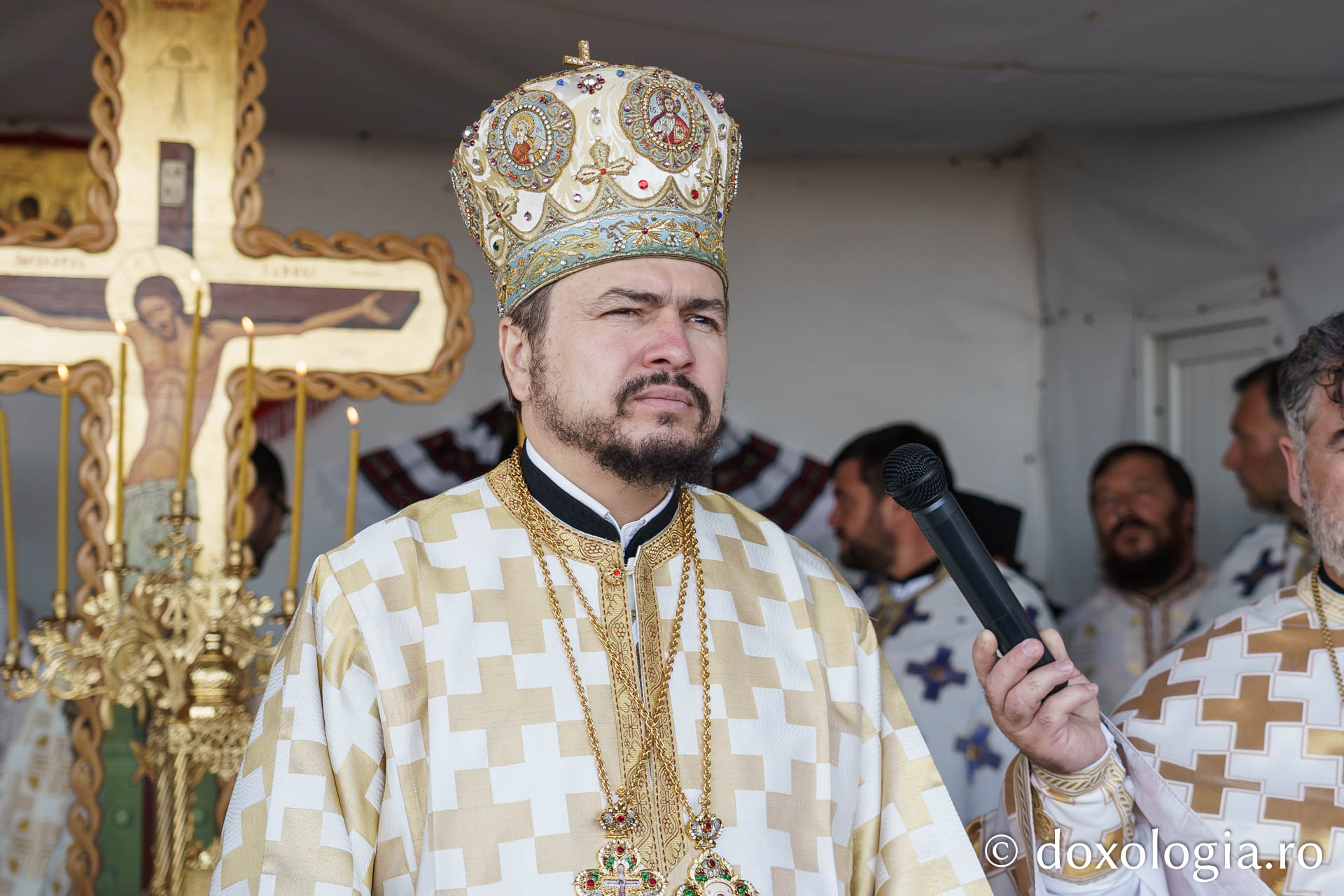 Sute de pelerini au urcat pe Ceahlău de Schimbarea la Față