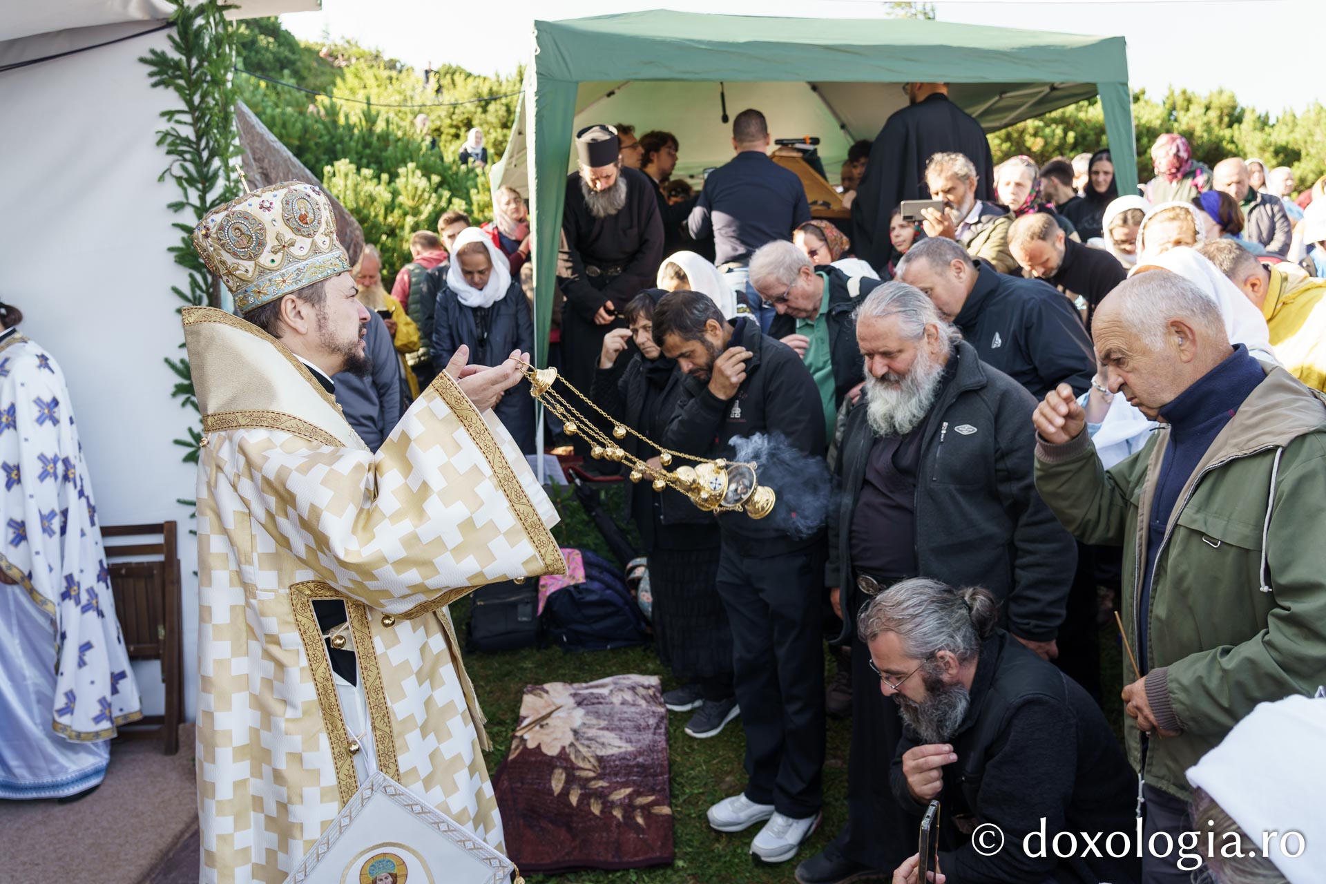 Sute de pelerini au urcat pe Ceahlău de Schimbarea la Față