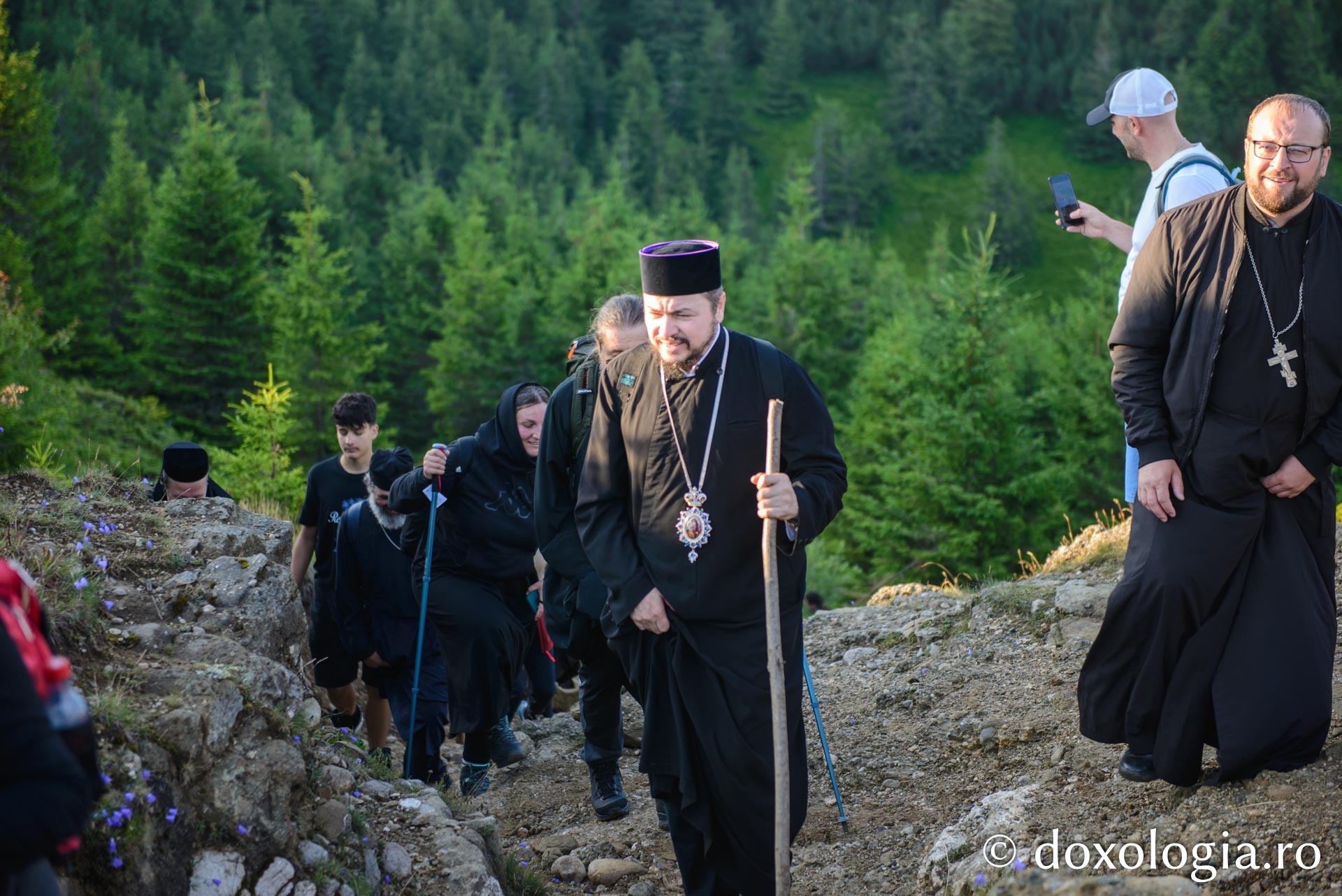 Sute de pelerini au urcat pe Ceahlău de Schimbarea la Față