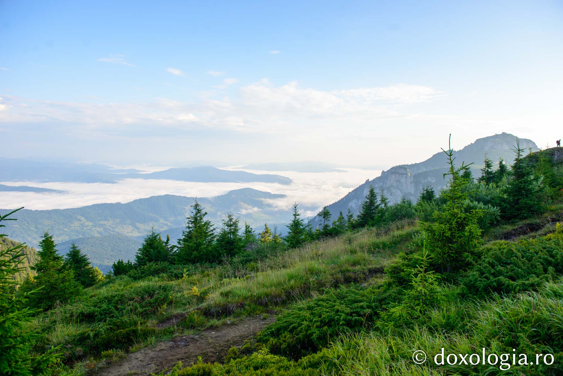 Sute de pelerini au urcat pe Ceahlău de Schimbarea la Față