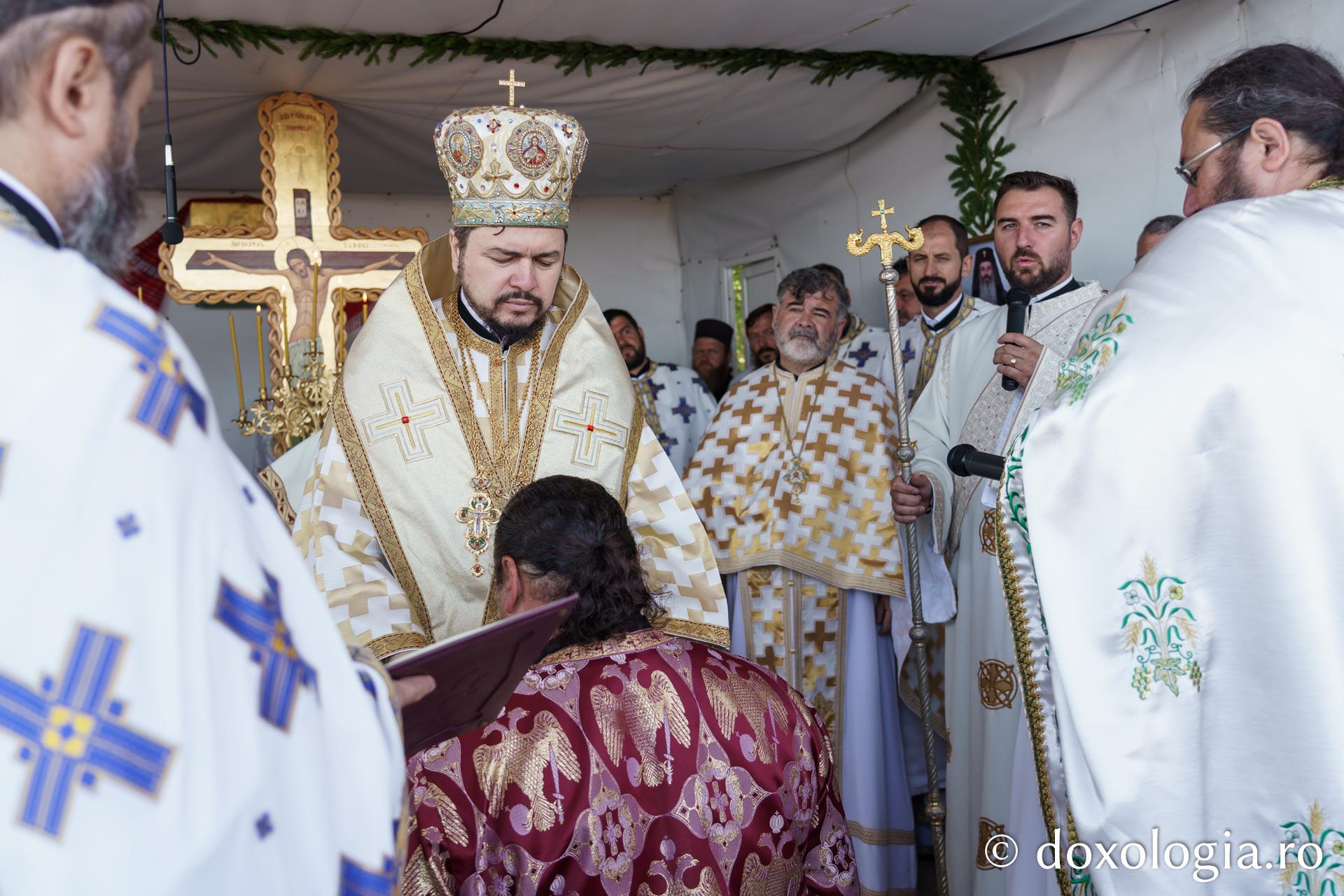 Sute de pelerini au urcat pe Ceahlău de Schimbarea la Față