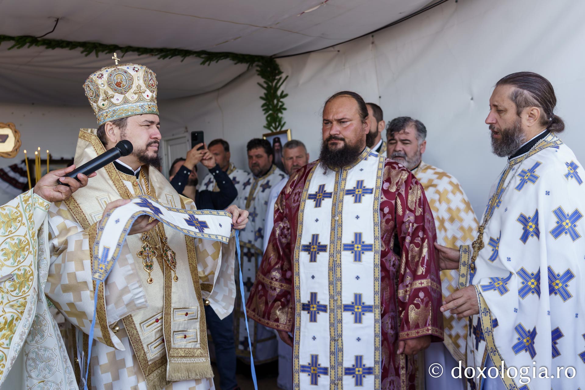 Sute de pelerini au urcat pe Ceahlău de Schimbarea la Față