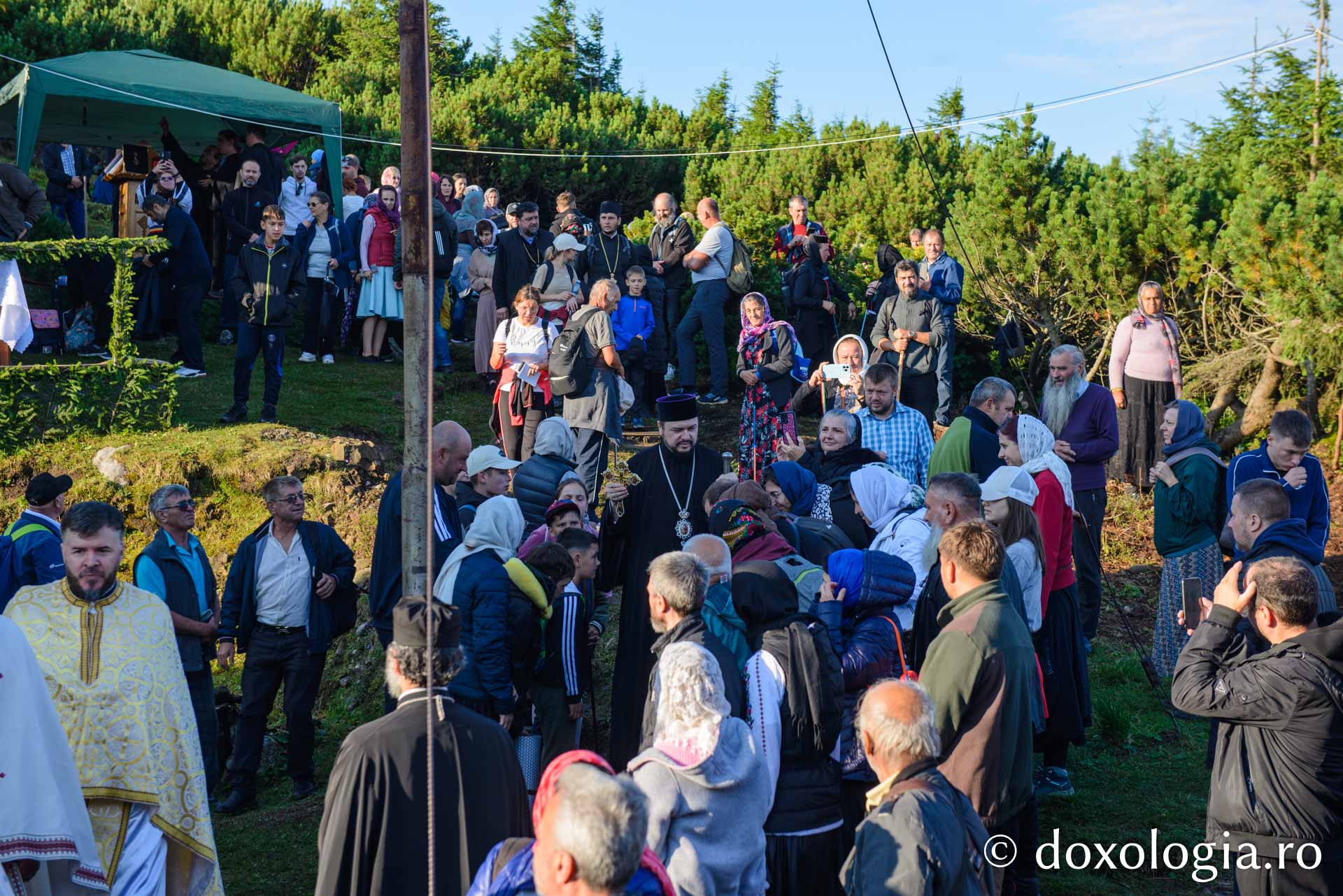 Sute de pelerini au urcat pe Ceahlău de Schimbarea la Față / Foto: Lucian Ducan Sute de pelerini au urcat pe Ceahlău de Schimbarea la Față