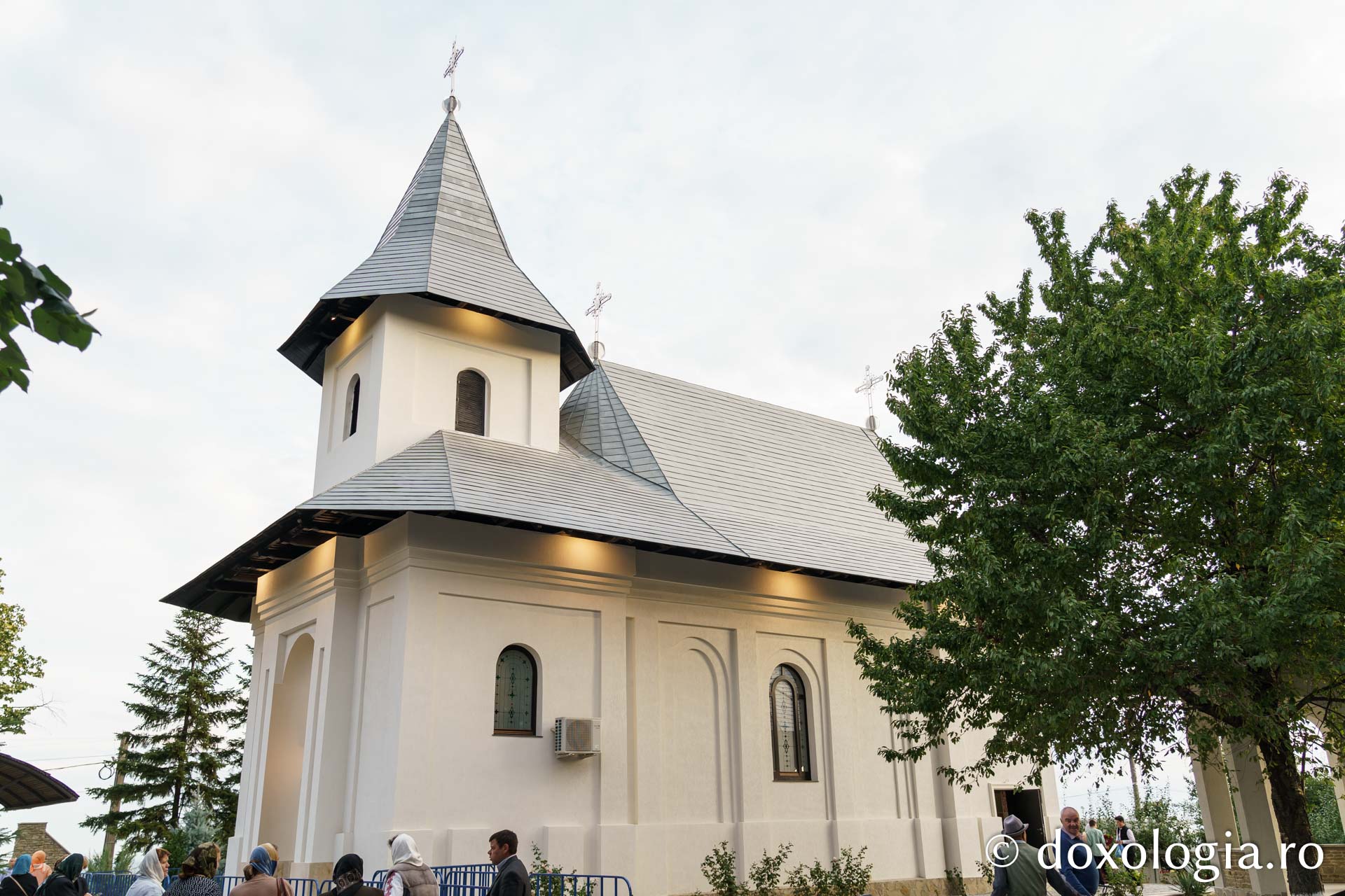 Biserica Parohiei Oneaga, ctitorie a schimonahiei Safta Brâncoveanu din 1856, a fost resfințită astăzi