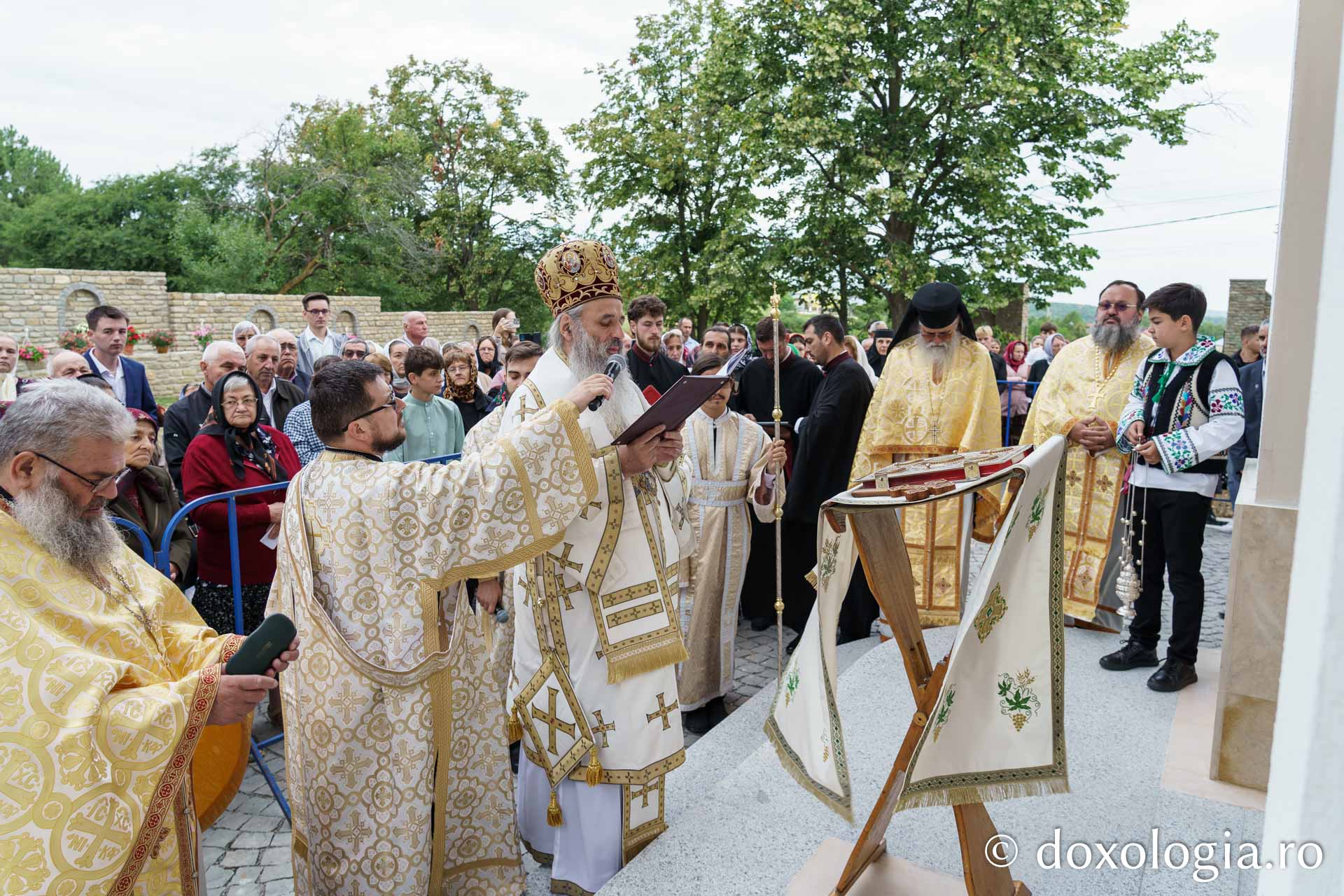 Biserica Parohiei Oneaga, ctitorie a schimonahiei Safta Brâncoveanu din 1856, a fost resfințită astăzi