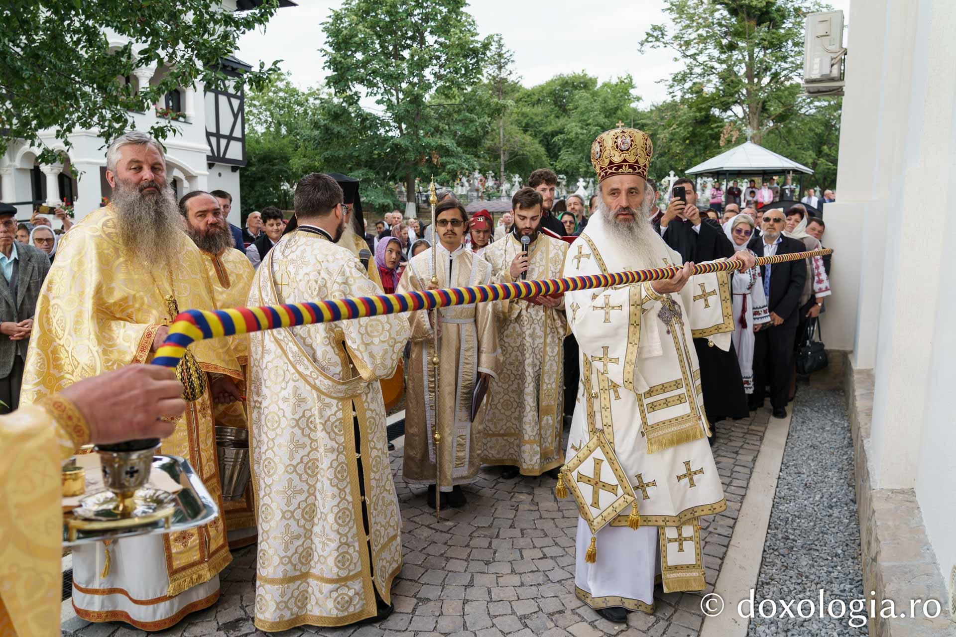 Biserica Parohiei Oneaga, ctitorie a schimonahiei Safta Brâncoveanu din 1856, a fost resfințită astăzi