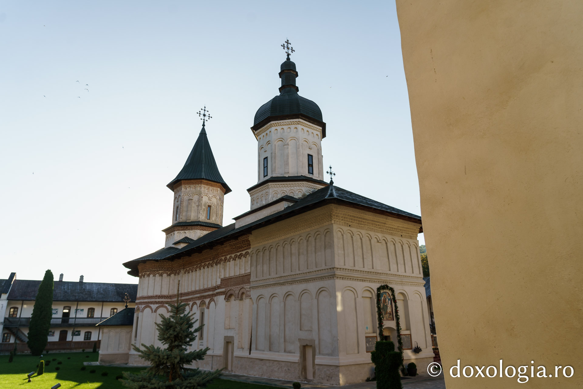 Pelerini din întreaga țară la Mănăstirea Secu, de hramul Tăierii Capului Sfântului Ioan Botezătorul